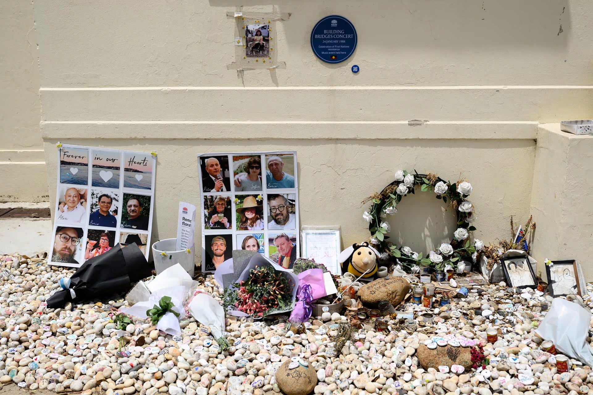 Flores y fotos se exhiben en memoria de las víctimas del tiroteo del 14 de diciembre en Bondi Beach (Steven Markham/AFP)