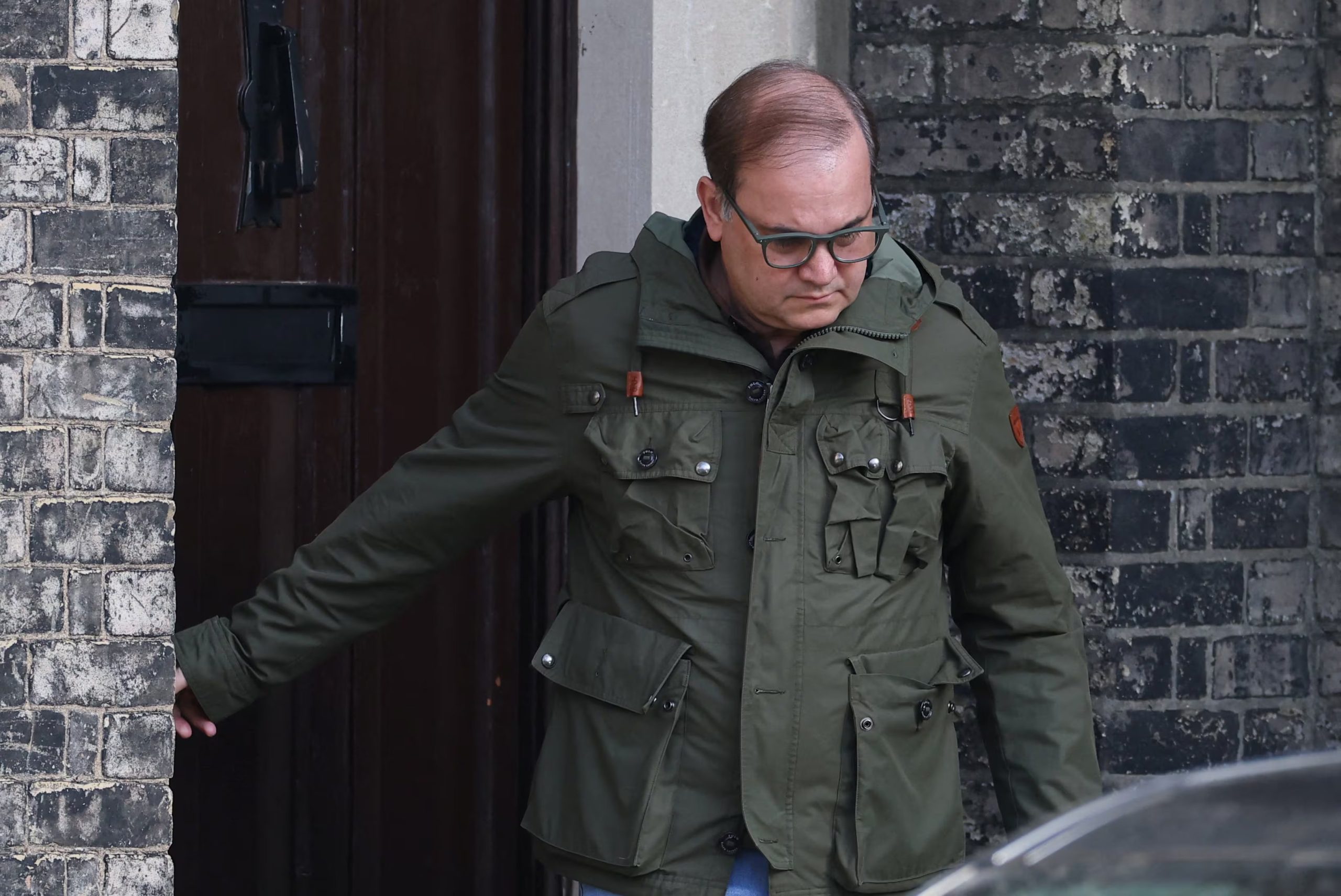 Reinaldo Avila da Silva, esposo del exembajador británico en Estados Unidos, Peter Mandelson, abandona la supuesta residencia de este, tras su liberación tras su arresto por la policía de Londres el lunes bajo sospecha de mala conducta en un cargo público, tras la publicación de archivos del Departamento de Justicia de Estados Unidos vinculados al difunto financista y delincuente sexual convicto Jeffrey Epstein, en Londres, Reino Unido, el 25 de febrero de 2026. REUTERS/Toby Melville