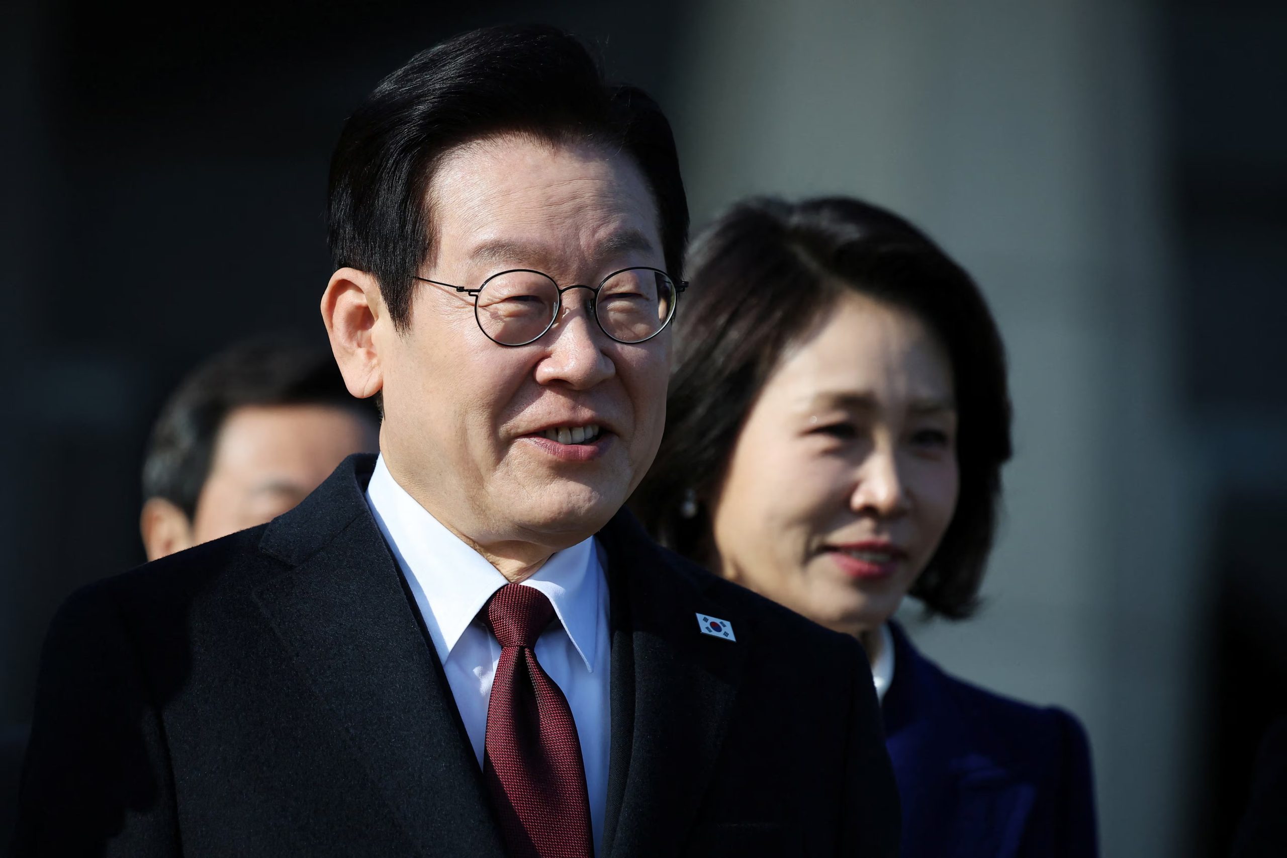 El presidente surcoreano, Lee Jae Myung, y su esposa, Kim Hye-kyung, llegan a la base aérea de Seúl antes de partir hacia Pekín, en Seongnam, Corea del Sur (REUTERS/Kim Hong-Ji/Archivo)