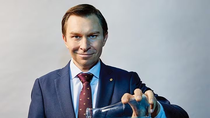 El eje central del trabajo de Sinclair radica en la reprogramación epigenética. Esta técnica procura restaurar el “reloj biológico” de las células, activando genes capaces de devolverles funciones propias de tejidos jóvenes (David Sinclair)