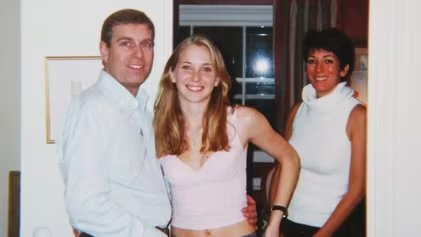 Ghislane Maxwell junto al príncipe Andrés y Virginia Giuffre, víctima de Epstein (Heute.at)