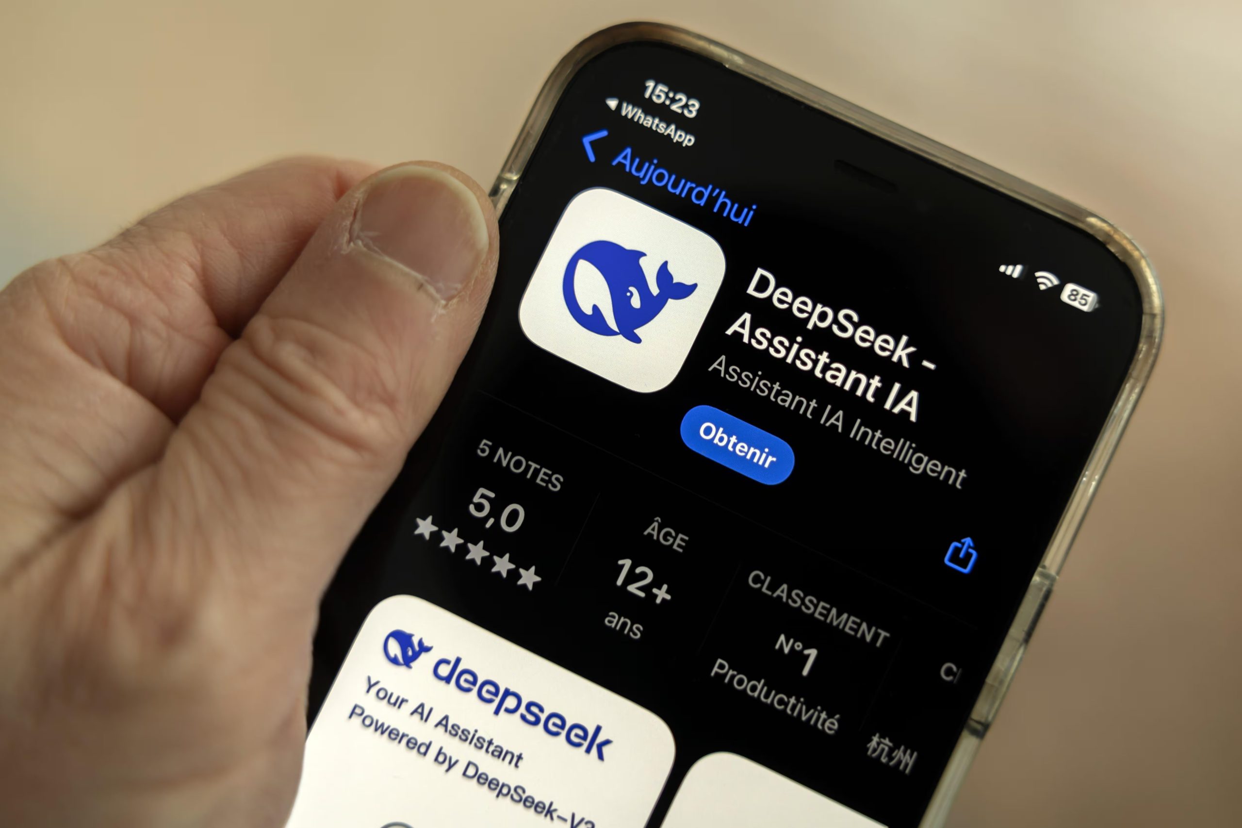 Fotografía del 28 de enero de 2025 de una persona sosteniendo un teléfono móvil con la aplicación china DeepSeek, en Ginebra (Suiza) (EFE)