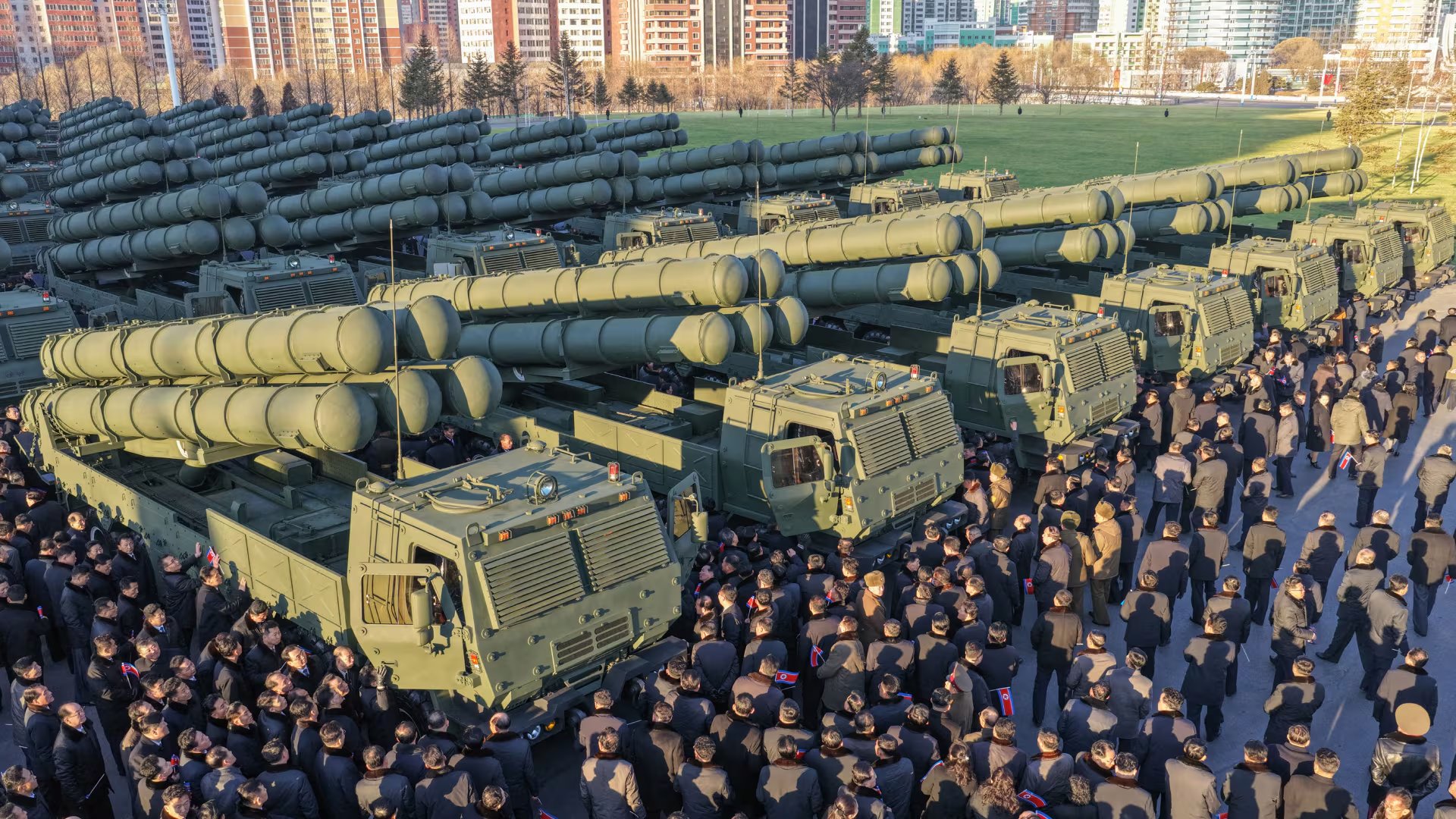 Los lanzacohetes múltiples capaz de disparar ojivas nucleares (AFP)