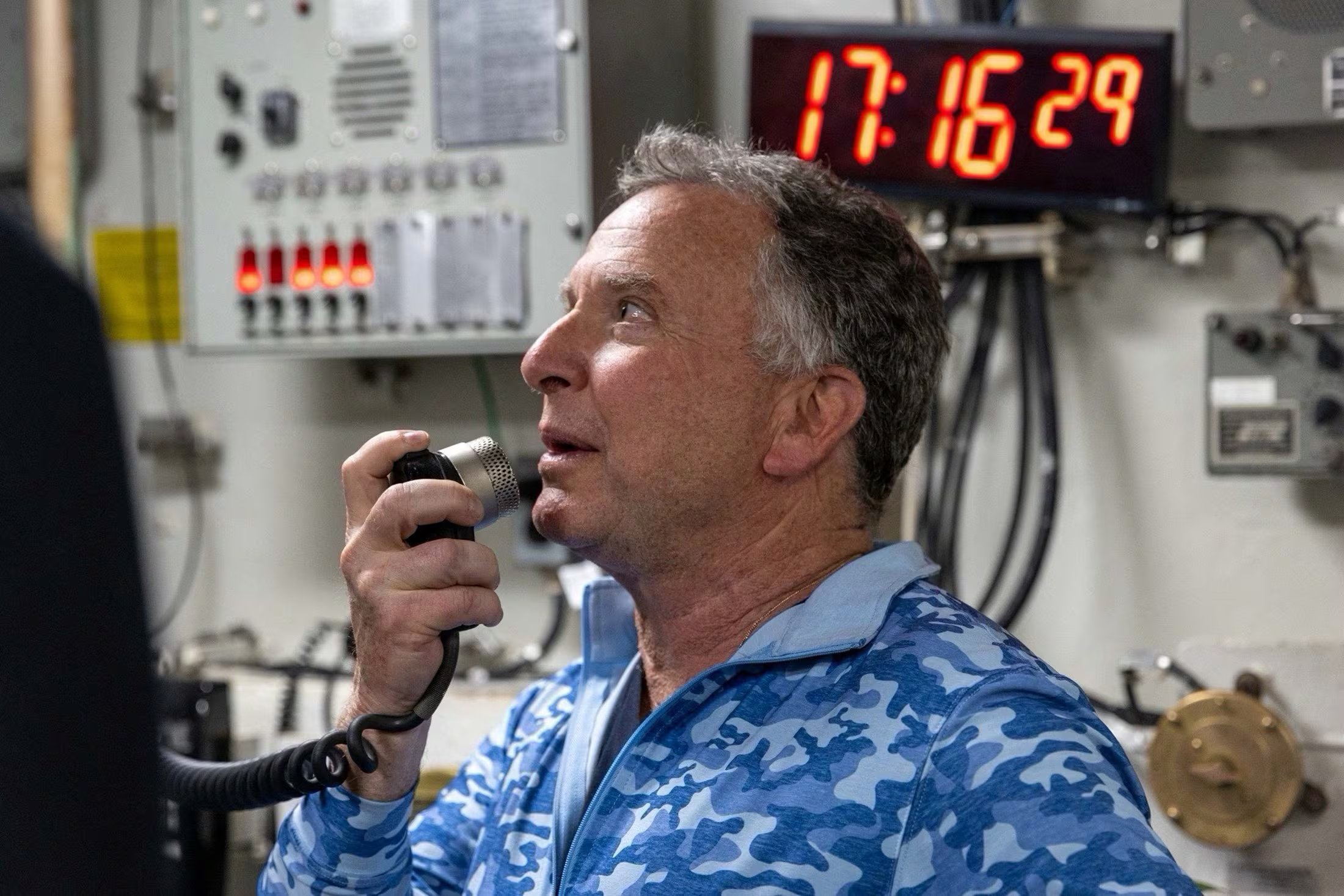 El enviado Especial de EEUU para Misiones de Paz, Steve Witkoff, hace un anuncio a bordo del portaaviones USS Abraham Lincoln, el 7 de febrero de 2026 (REUTERS)