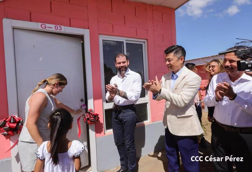 Laureano Ortega (al centro de camisa blanca) inaugura una parte del proyecto Nuevas Victorias que impulsa el régimen de Nicaragua (Foto 19 Digital)