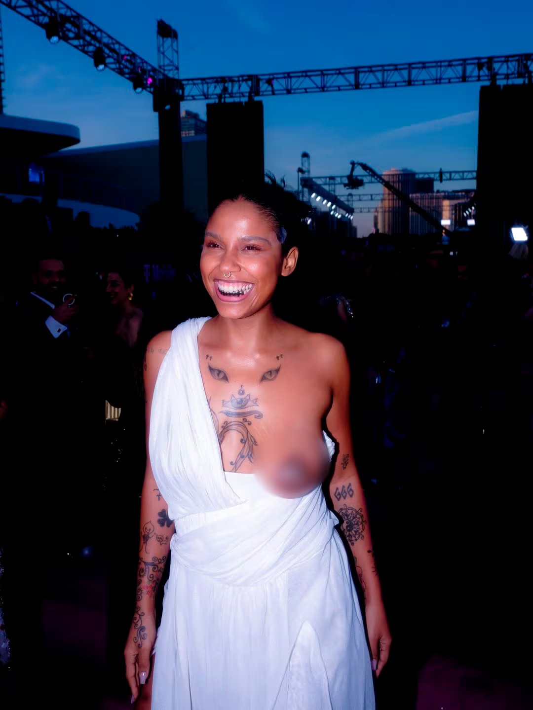 El estilismo estuvo a cargo de Billy, colaborador habitual en las apuestas más arriesgadas de la artista (Créditos: Instagram)