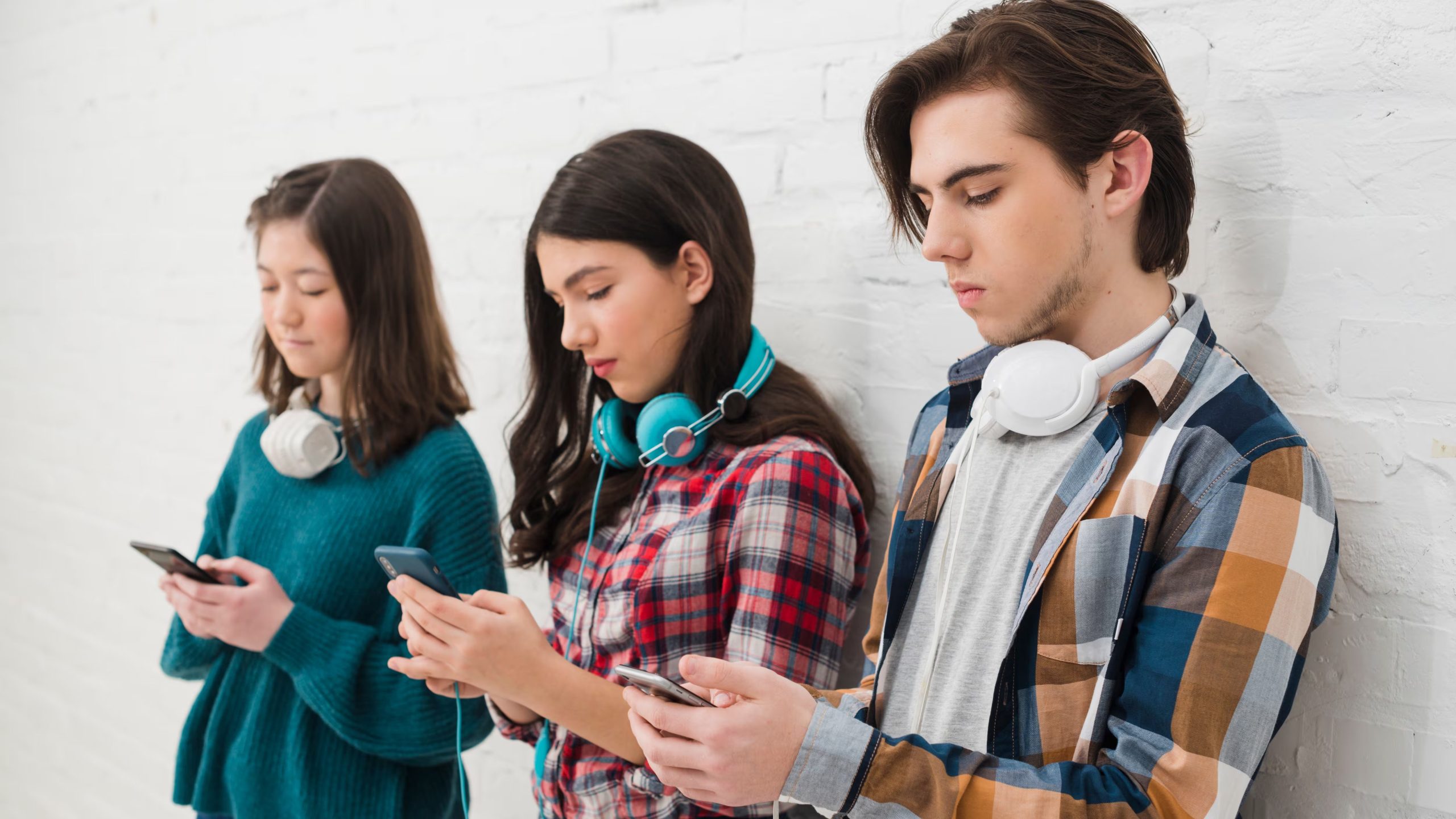 El 13% de los estudiantes reportó pasar más de 16 horas semanales en plataformas digitales (Freepik)