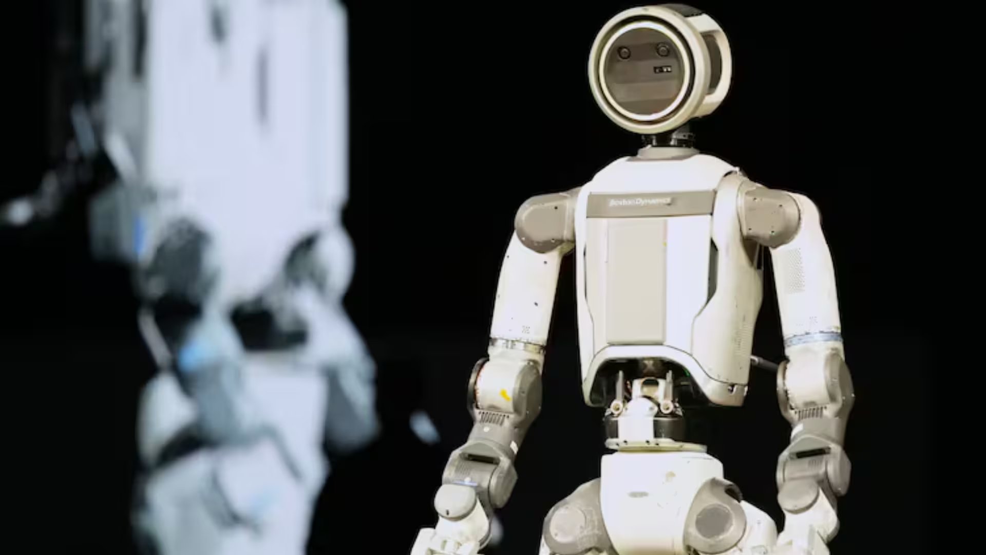 Atlas deja la etapa de prototipo y se transforma en una plataforma real para la automatización industrial y colaboración humano-robot en fábricas inteligentes (AP Photo/Abbie Parr)