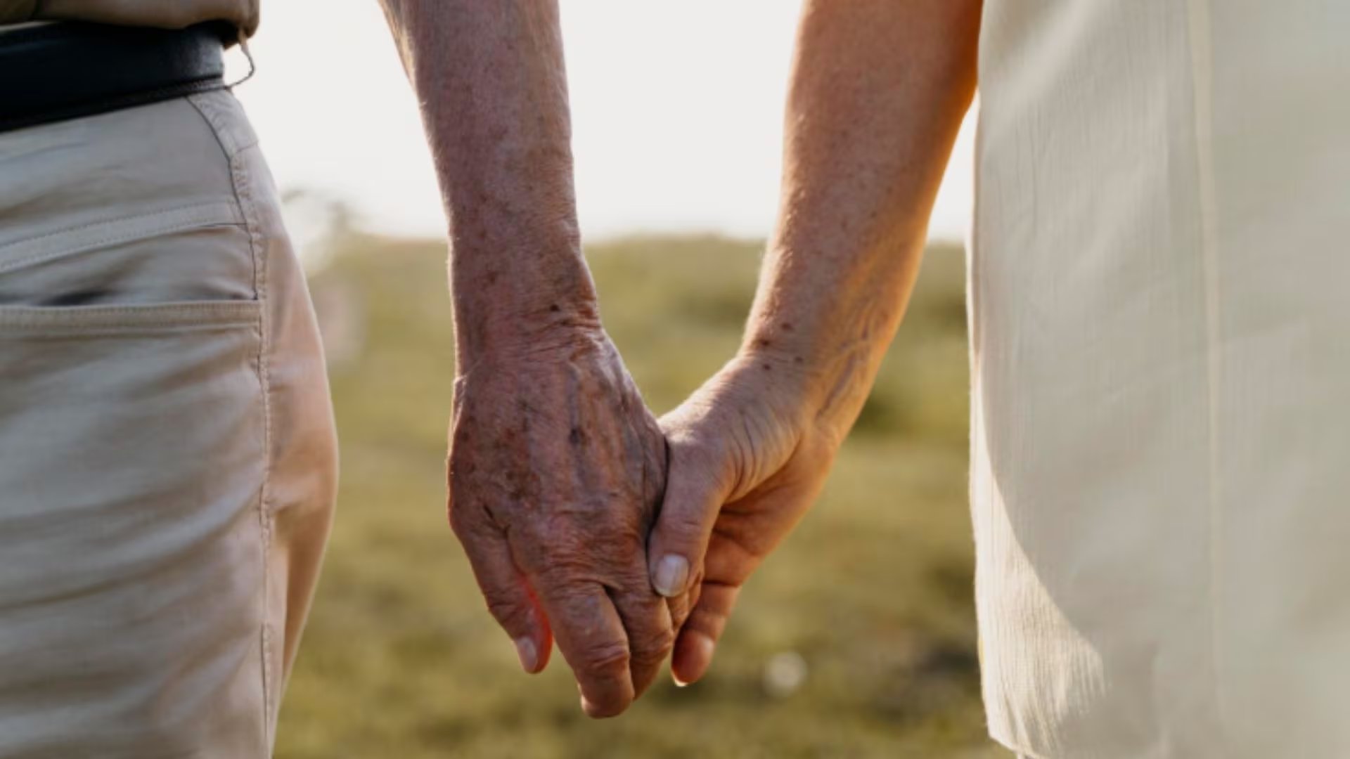 Adultos mayores afirman vivir más episodios de pasión intensa que los jóvenes, desmintiendo la creencia de que la pasión disminuye con la edad (Imagen Ilustrativa Infobae)