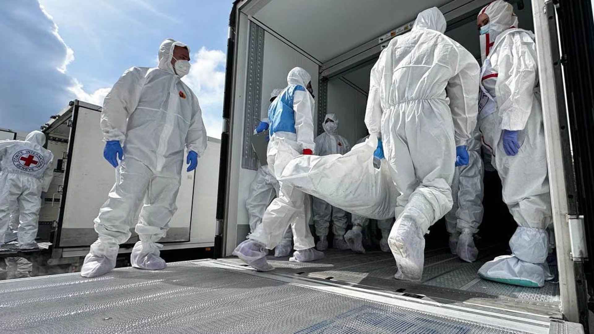 Se lleva a cabo un intercambio de cuerpos entre Rusia y Ucrania en un lugar no revelado en la frontera entre Bielorrusia y Ucrania. (Crédito de la imagen: TASS vía ZUMA Press)