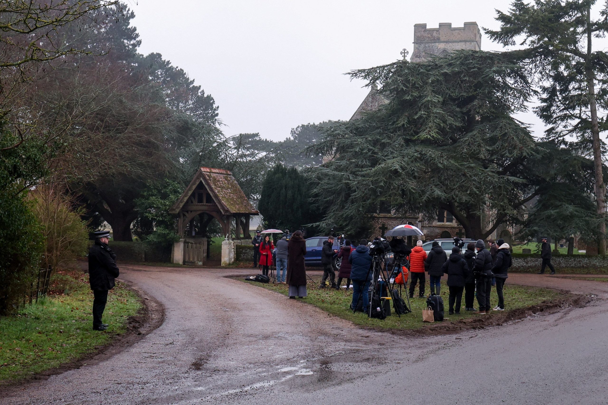 La prensa esperando al expríncipe Andrés en Wood Farm (Reuters)