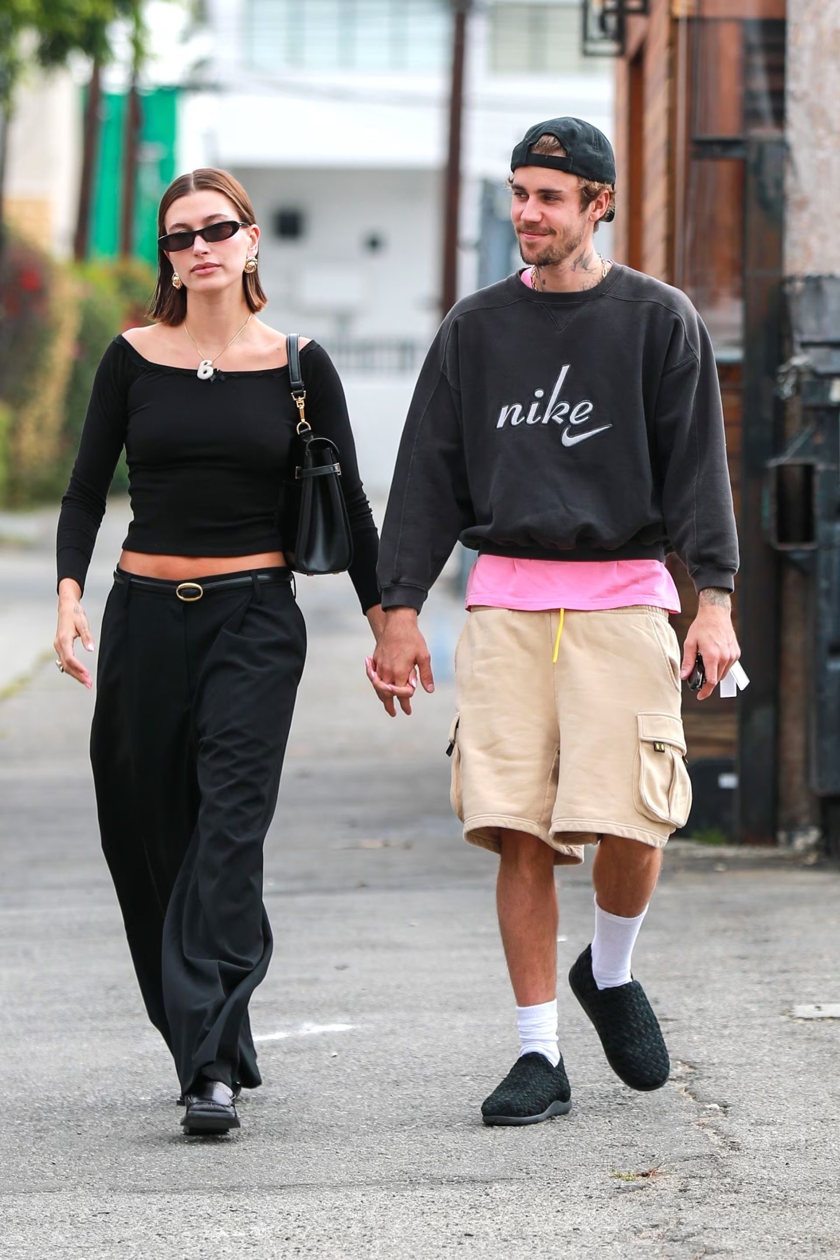 El top de manga larga negro y pantalón de pinzas muestran cómo Hailey Bieber equilibra lo casual y lo formal en una sola apuesta (The Grosby Group)