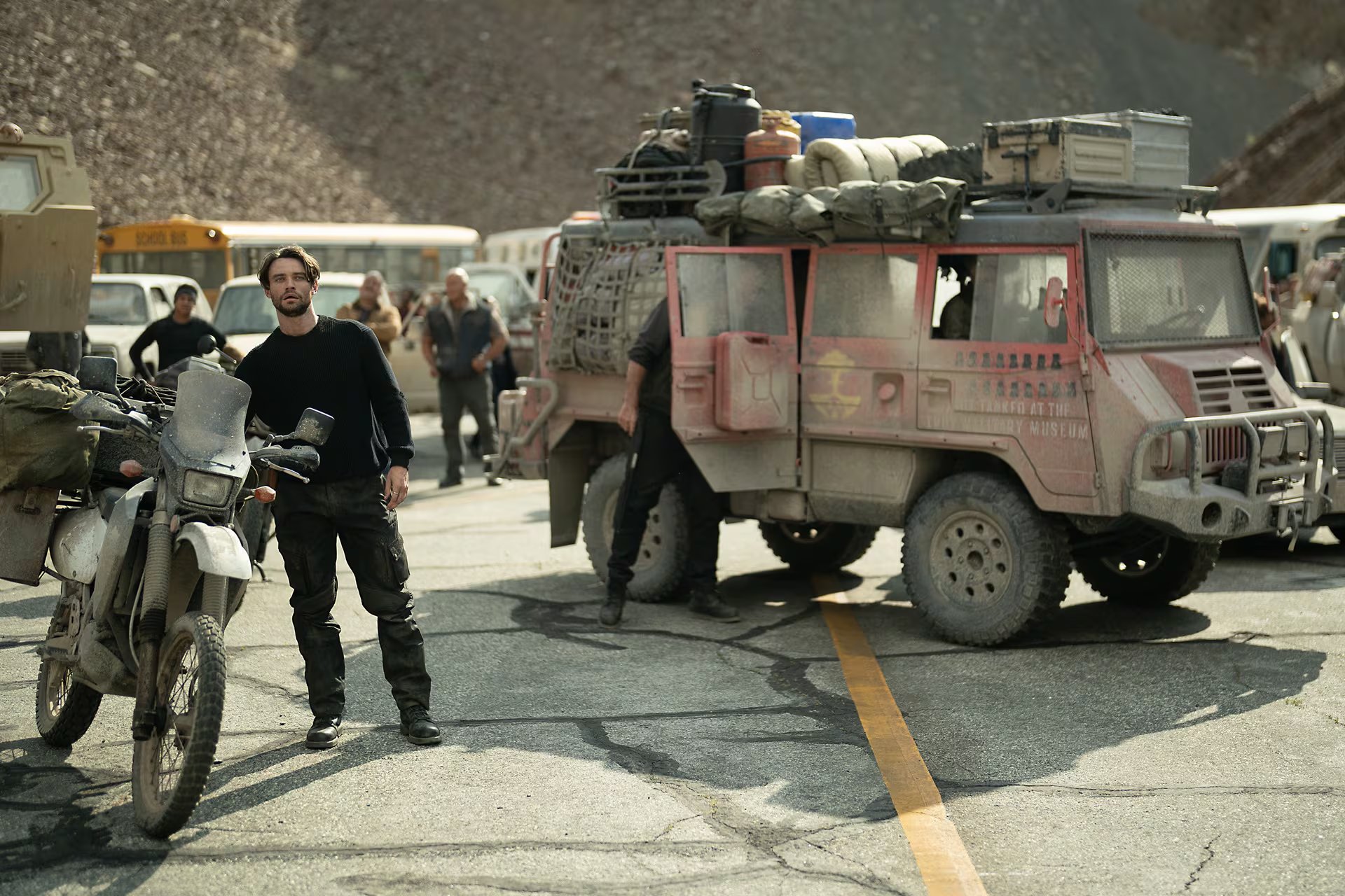 La segunda temporada de Paradise en Disney+ rompe su formato cerrado y muestra el mundo exterior tras el cataclismo global. (Disney Plus)