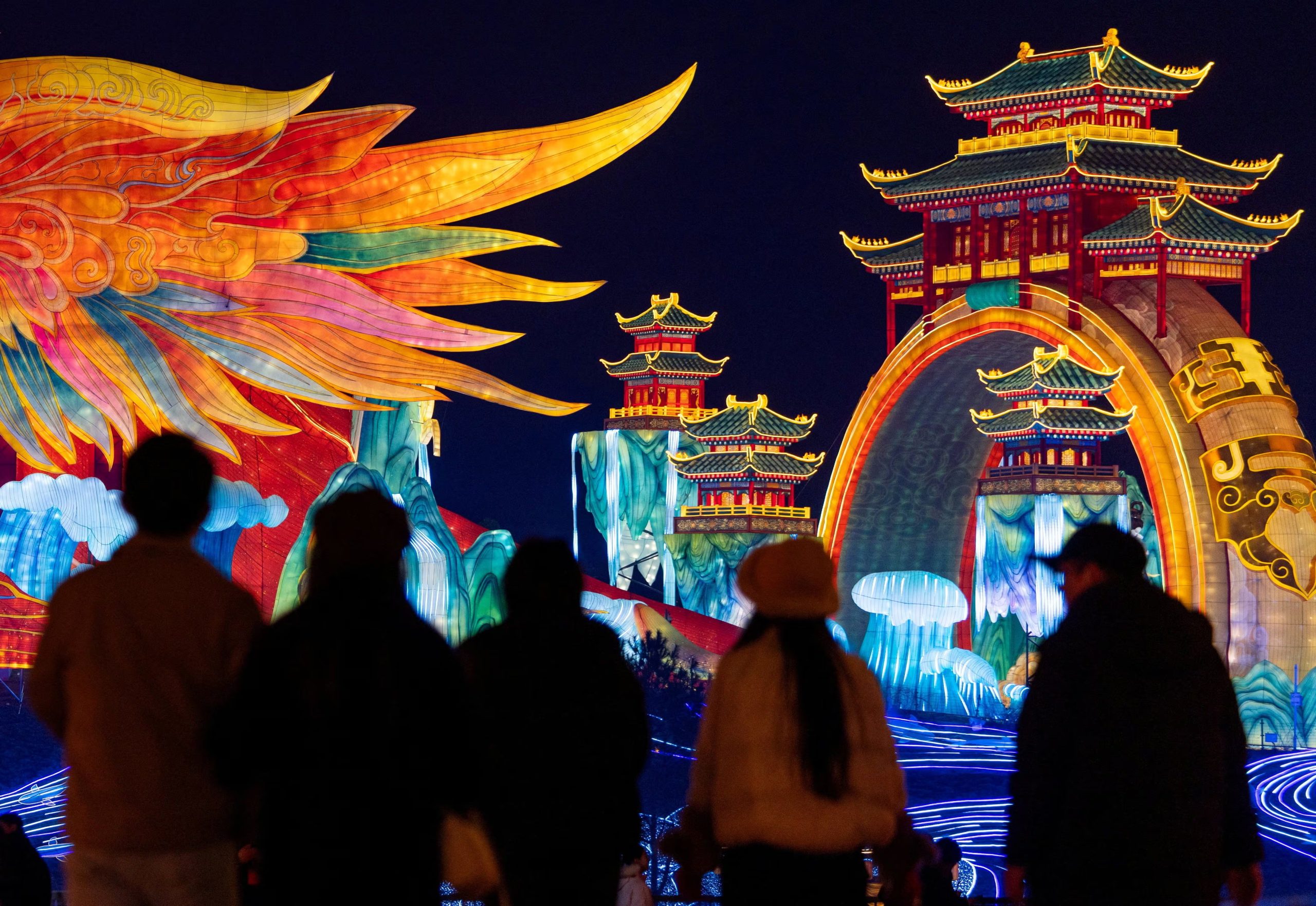 La gente observa las instalaciones de luz en el 32º Festival Internacional de Linternas de Zigong antes del Año Nuevo Lunar chino, que dará la bienvenida al Año del Caballo, en Zigong, provincia de Sichuan, China. / REUTERS - Maxim Shemetov