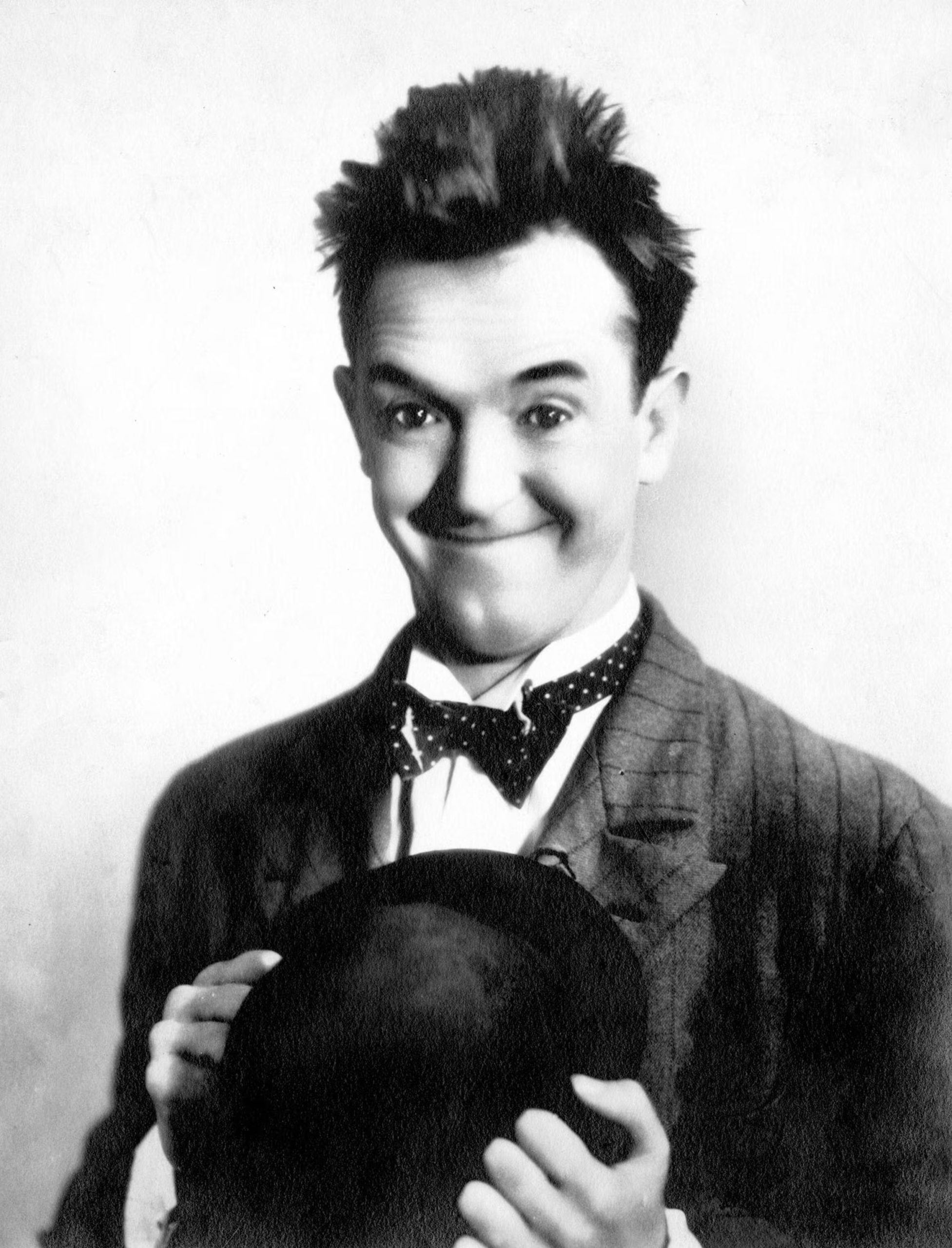 La creatividad de Stan Laurel, quien escribía la mayoría de los guiones, definió el humor físico y verbal único que caracterizó sus películas junto a Hardy