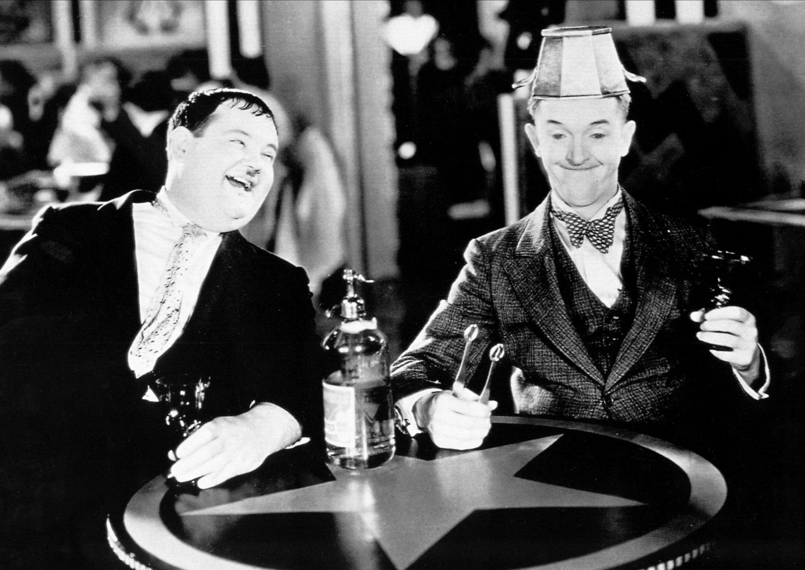 Cuando Oliver Hardy murió, Stan decidió no actuar más, aunque siguió escribiendo guiones y dirigiendo a otros cómicos