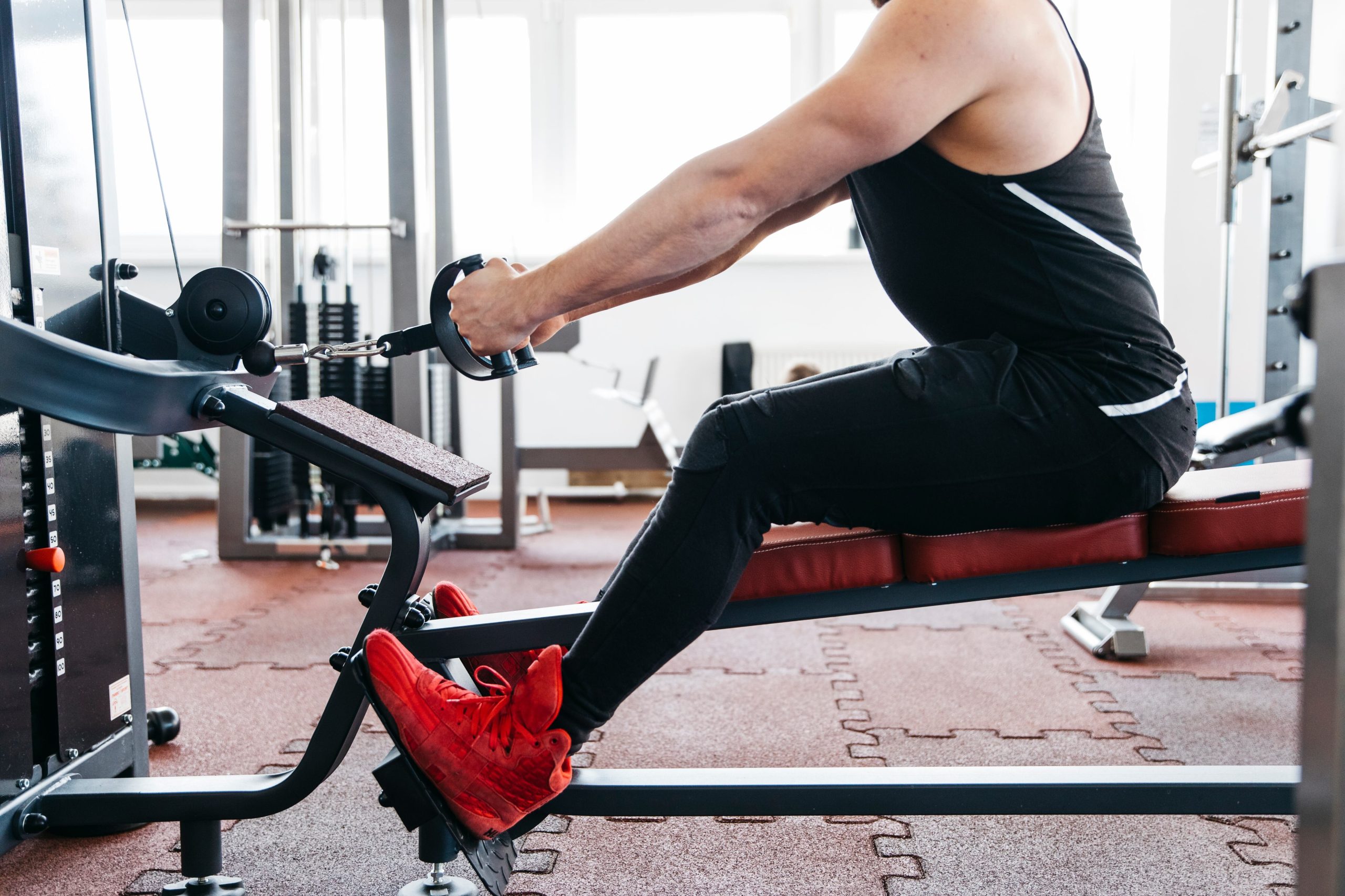 El remo sentado, especialmente en máquina con apoyo para el pecho, potencia la musculatura dorsal y permite adaptación a distintos niveles de entrenamiento
(Crédito: Freepik)