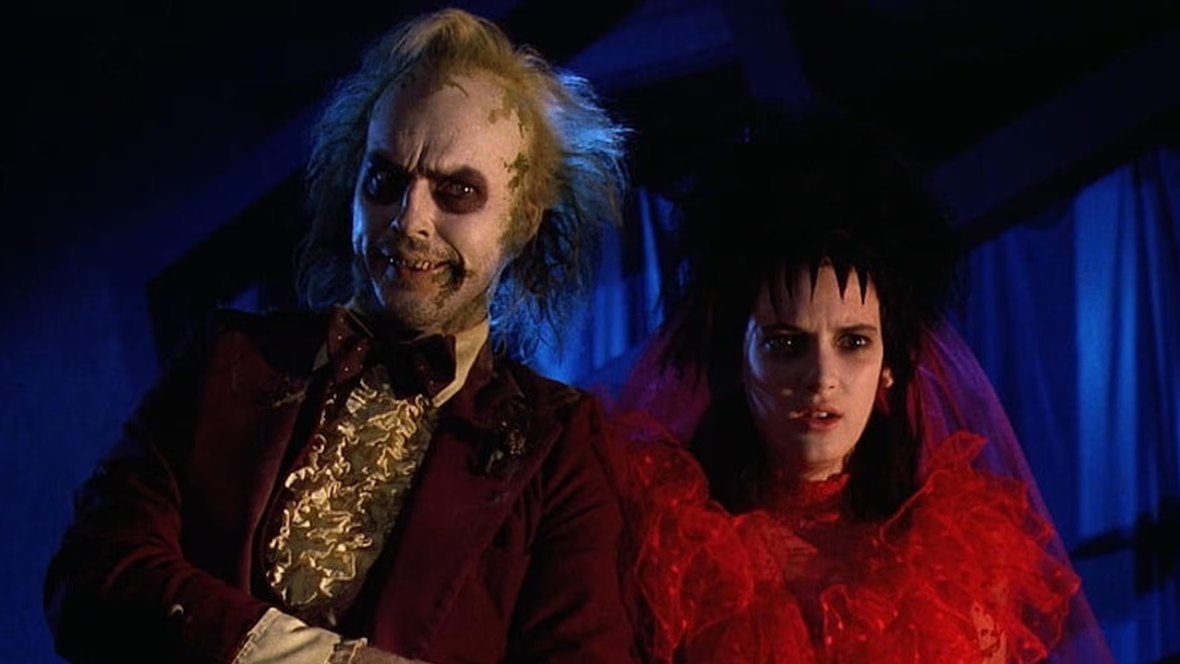 La trayectoria de Winona Ryder en películas como Beetlejuice y Edward Scissorhands consolida su influencia en el género gótico y amplía el alcance de Wednesday 
(Créditos: Warner Bros.)