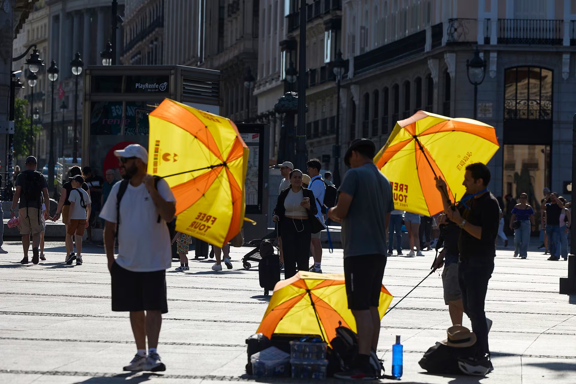16/06/2025 Varias personas pasean por la calle, a 16 de junio de 2025, en Madrid (España). La Agencia Estatal de Meteorología (AEMET) activa el aviso amarillo en Madrid este lunes y martes por temperaturas que superarán los 36 grados en varias zonas de la región. El aviso estará vigente de 13:00 a 20:00 horas y se recomienda evitar la exposición al sol y extremar la hidratación. El Ayuntamiento mantiene abiertas piscinas y zonas refrescantes, mientras la radiación ultravioleta alcanzará valores muy altos. Este episodio marca el inicio de un verano más cálido de lo habitual.
SOCIEDAD 
Jesús Hellín - Europa Press
