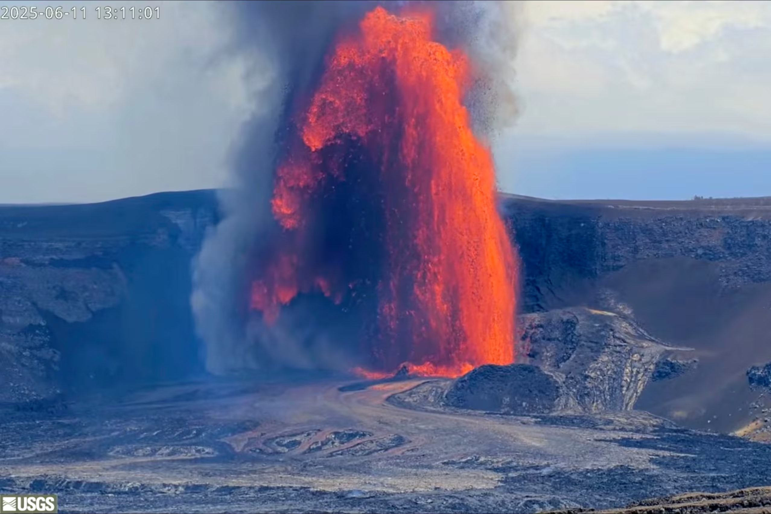 Esta imagen de una grabación proporcionada por el Servicio Geológico de Estados Unidos muestra una fuente de lava durante una erupción en curso del volcán Kilauea, dentro del Parque Nacional de Volcanes de Hawai, el miércoles 11 de junio de 2025. (Servicio Geológico de Estados Unidos vía AP)