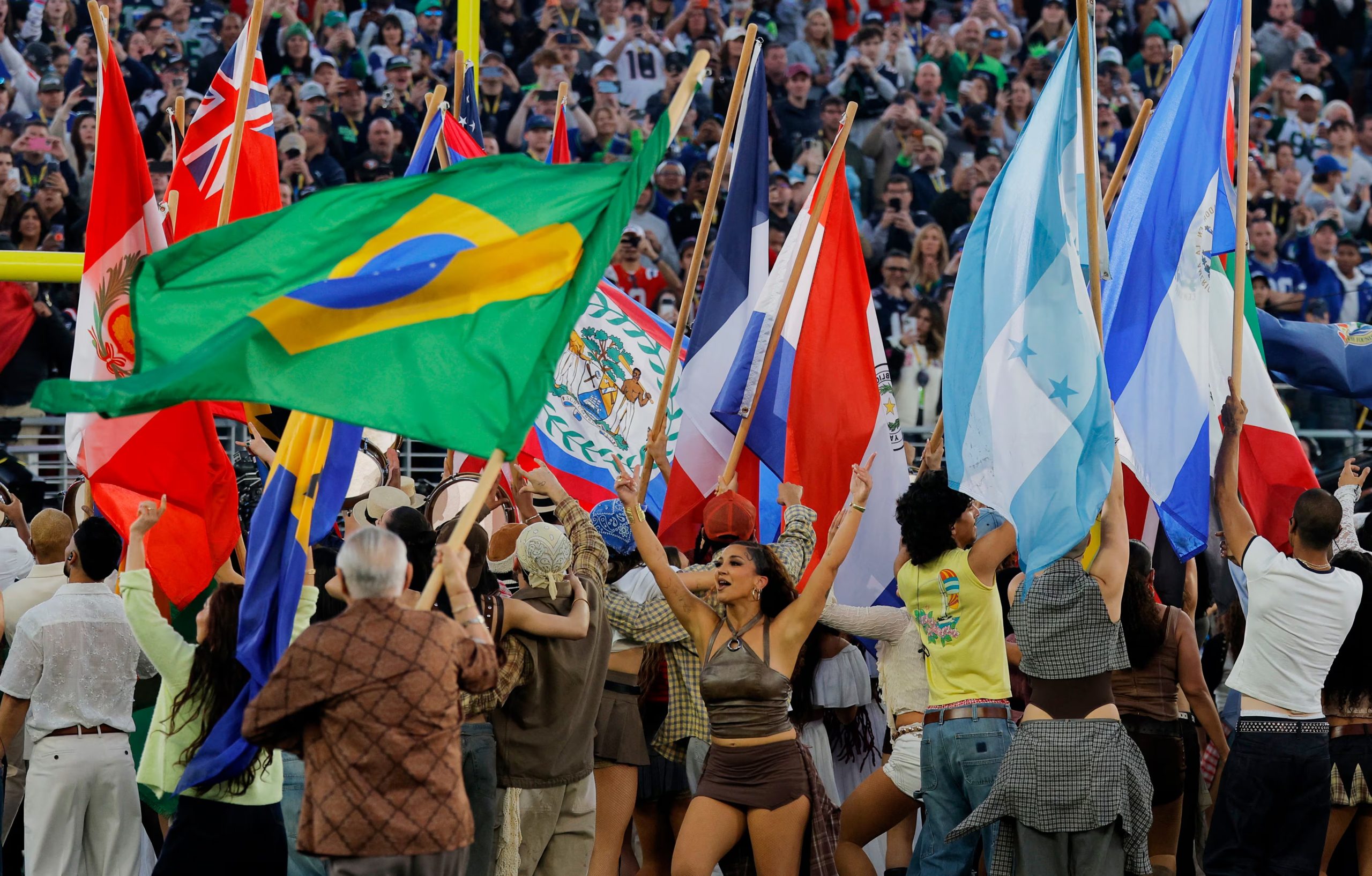 Vanessa Ferran lleva la bandera de Colombia al Super Bowl LX junto a Bad Bunny y desata orgullo latino - crédito Mike Blake/Reuters