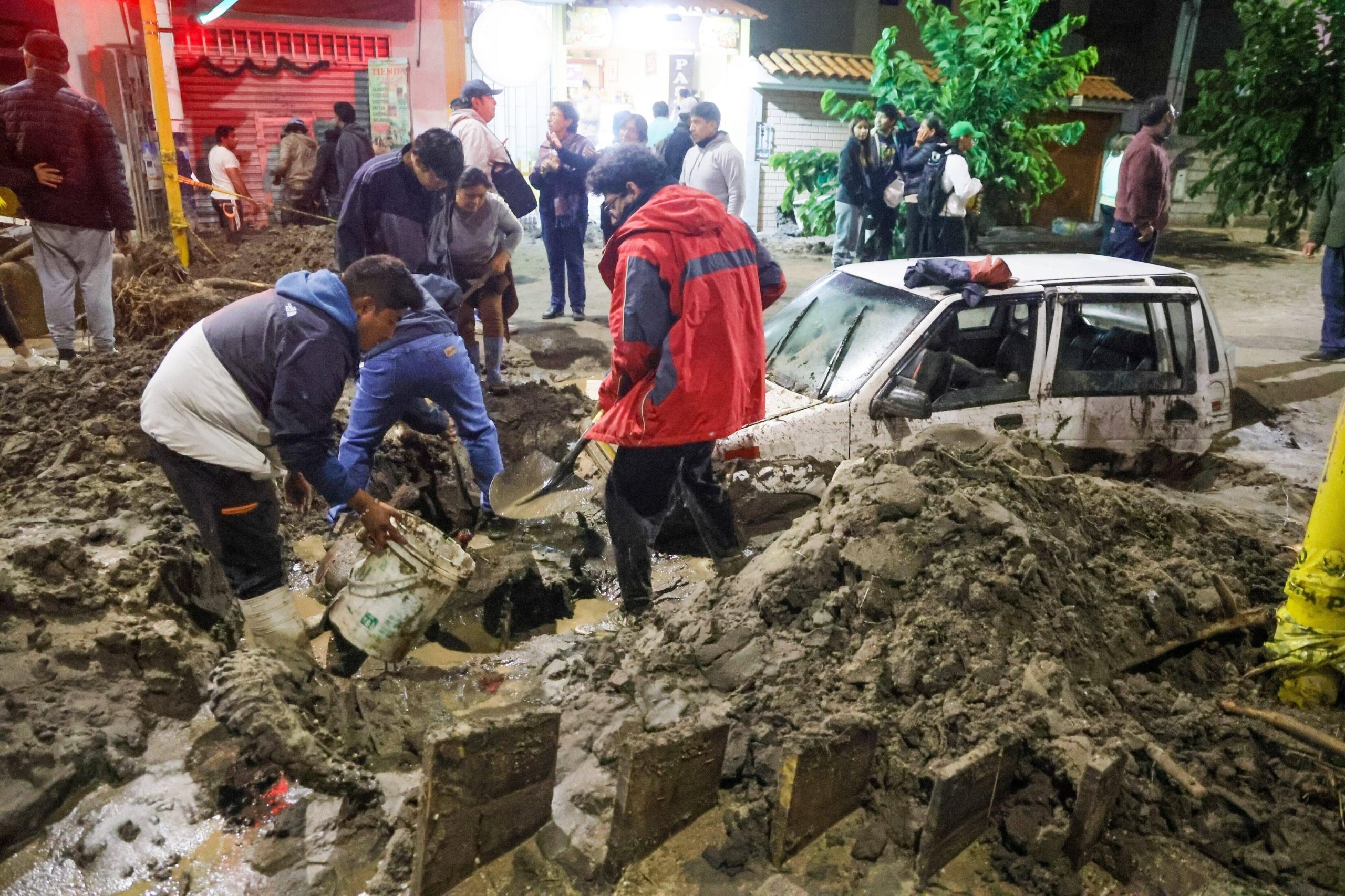 Personas trabajan en una carretera destruida tras las fuertes lluvias que provocaron inundaciones en Arequipa, Perú, el jueves 19 de febrero de 2026. (Foto AP/José Cusiatan)