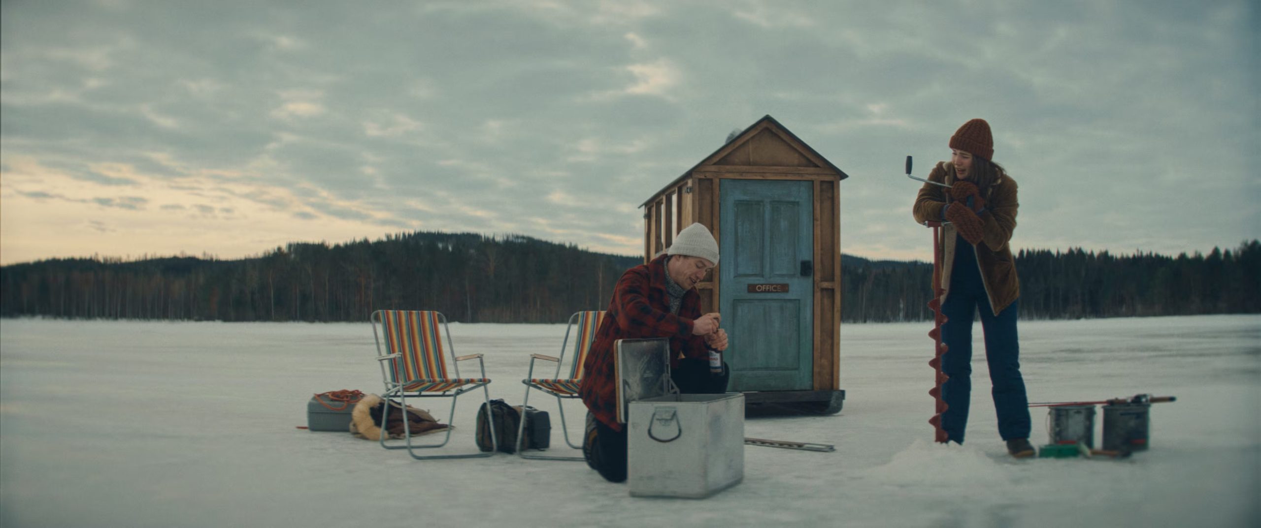 La dirección de fotografía de Christopher Ross destacó por aprovechar al máximo los paisajes congelados de Escocia y la atmósfera invernal. (BF Distribution)