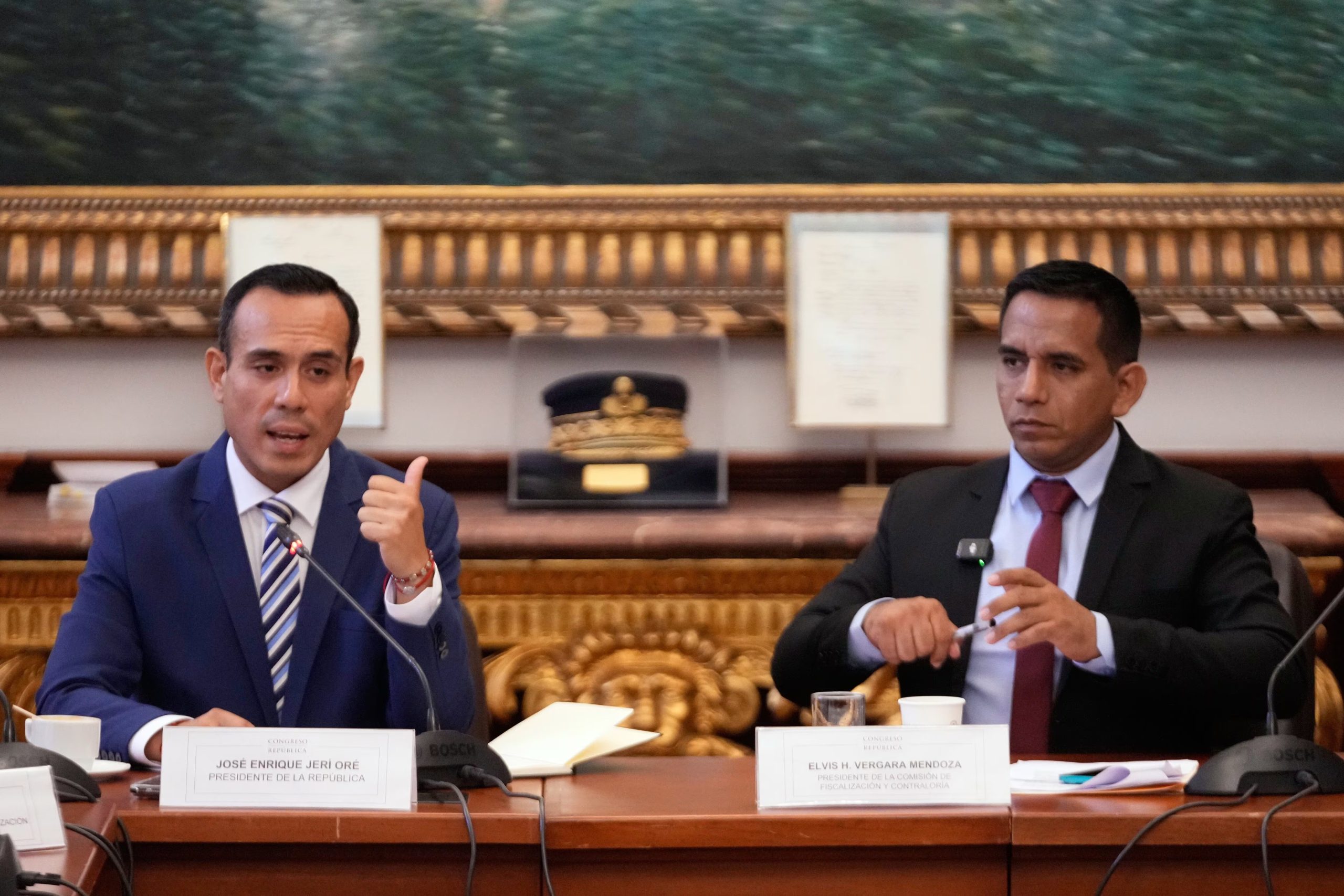 El presidente interino de Perú, José Jerí (izquierda), habla con legisladores en el Congreso junto al legislador Elvis Vergara, el miércoles 21 de enero de 2026, en Lima, Perú. (AP Foto/Martín Mejía)