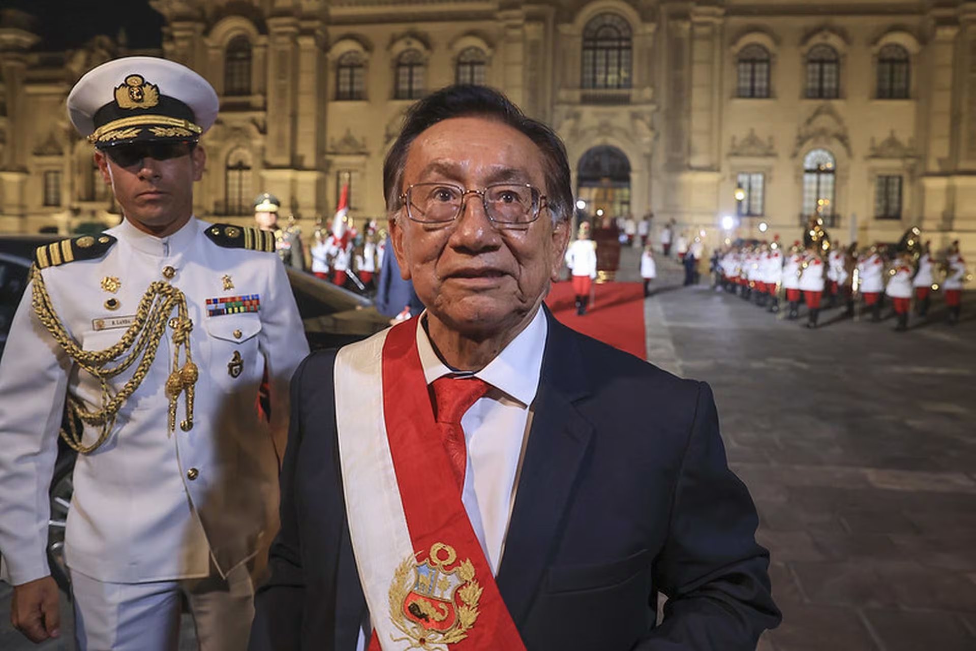 José María Balcázar llega al Palacio de Gobierno la noche del 18 de febrero tras juramentar como presidente del Perú, acompañado por un oficial naval. (Presidencia del Perú)