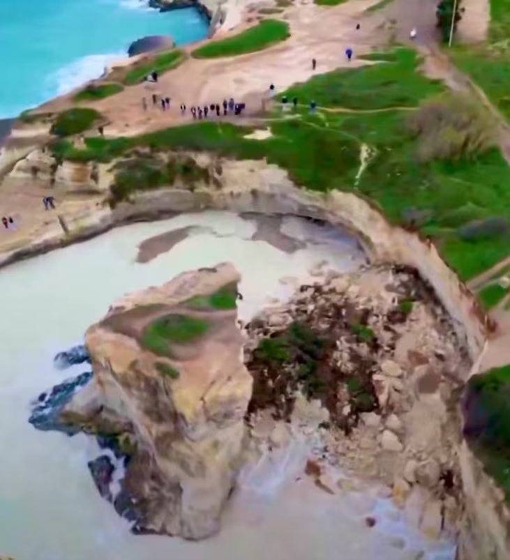 Autoridades y medios internacionales atribuyen el derrumbe del emblemático arco costero a la erosión acelerada por el cambio climático y la falta de protección (X: @ZetatalkMW)