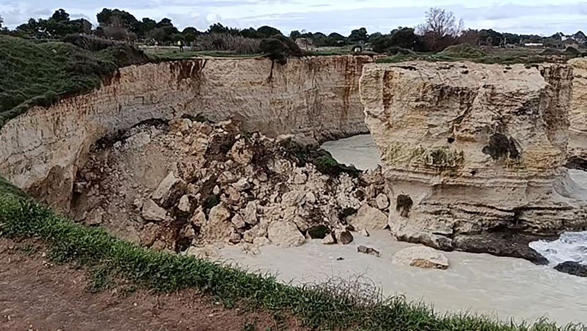 El colapso revela la urgencia de inversiones y alertas ante fenómenos meteorológicos extremos que afectan constantemente al sur de Italia (Captura de video)