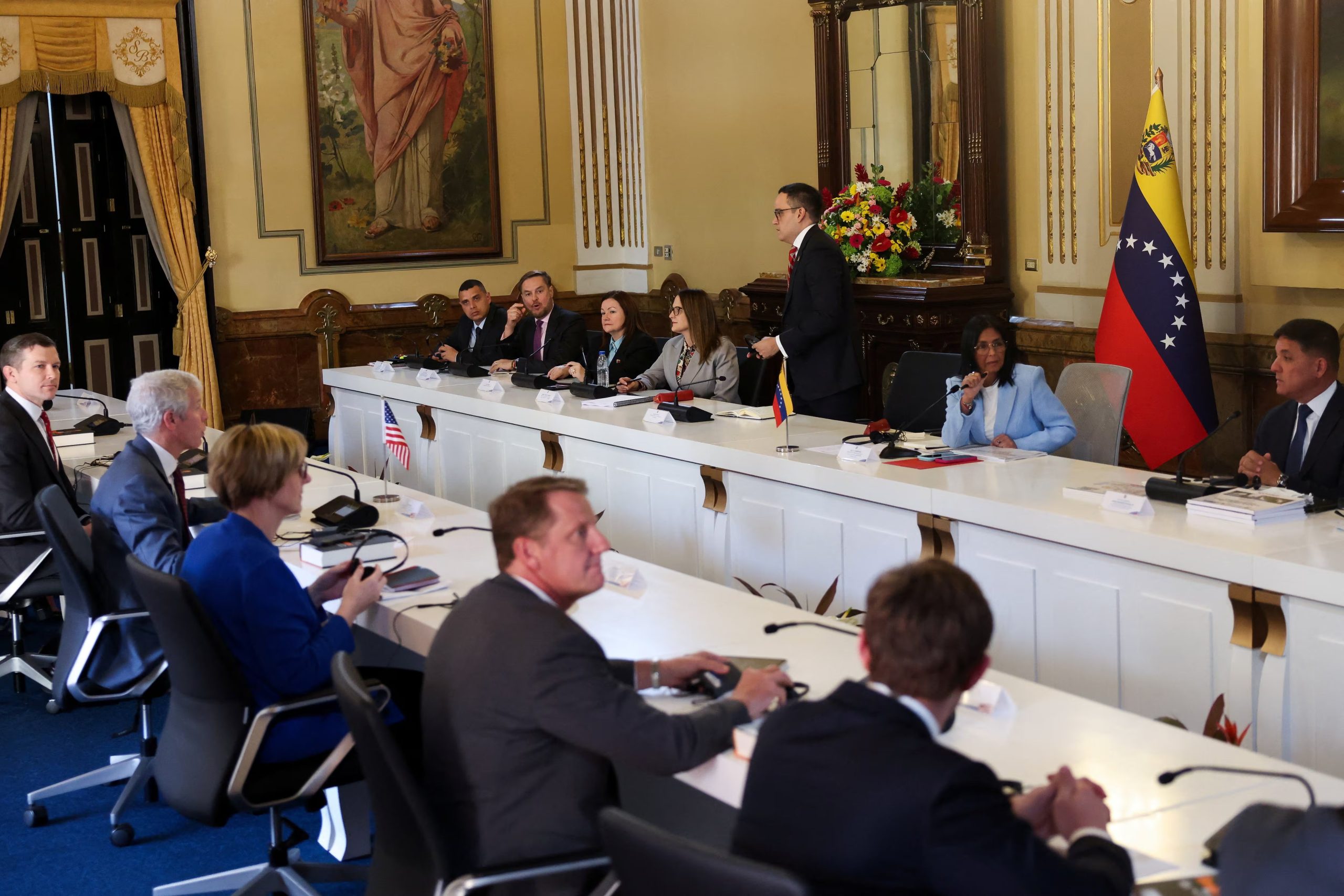 La presidenta interina de Venezuela, Delcy Rodríguez, y el secretario de Energía de Estados Unidos, Chris Wright, asisten a una reunión. REUTERS/Leonardo Fernández Viloria