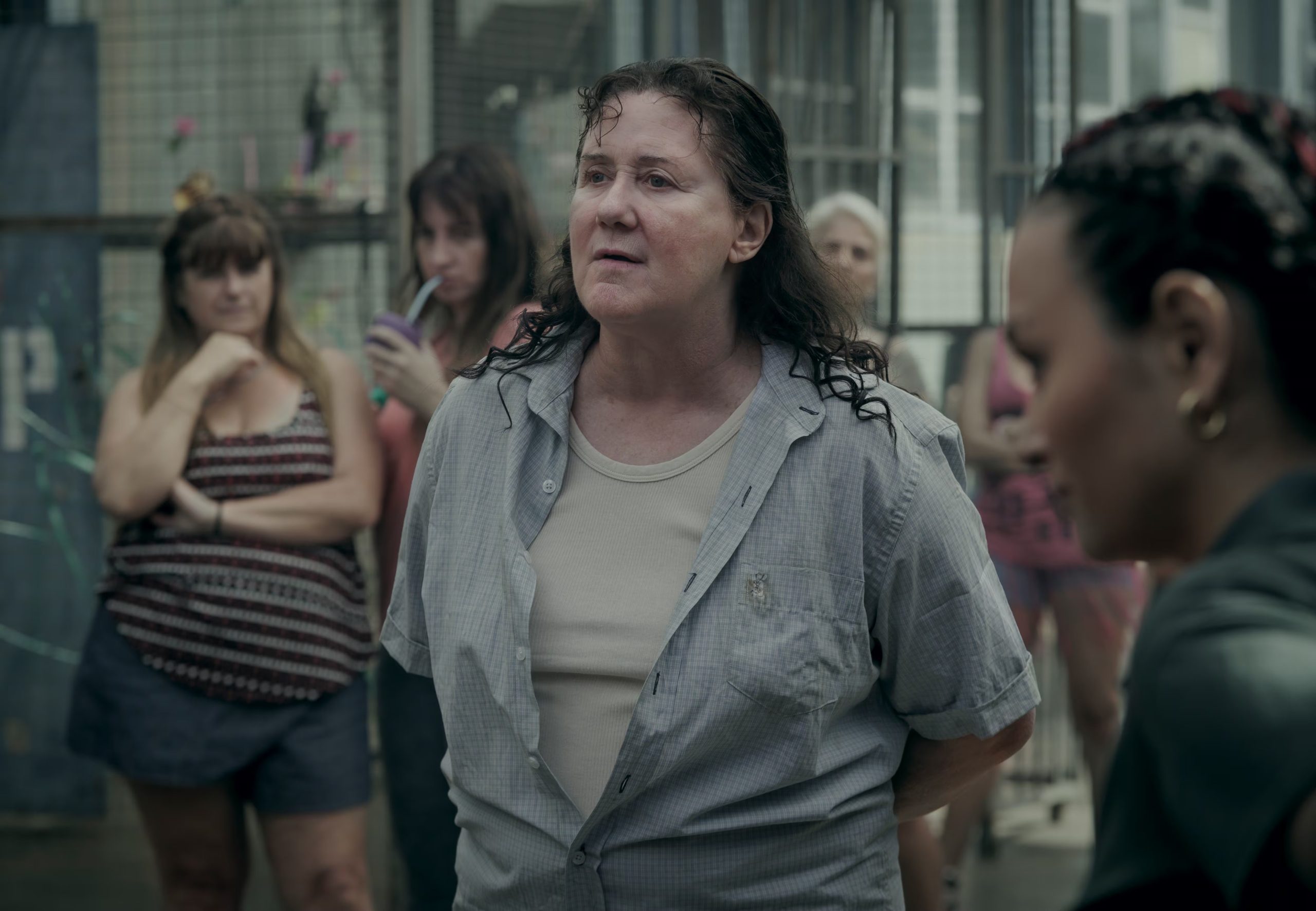 La temible Gringa Casares, interpretada por Verónica Llinás, lidera el ecosistema carcelario que desafía a las protagonistas con reglas propias y conflictos internos. (Netflix)
