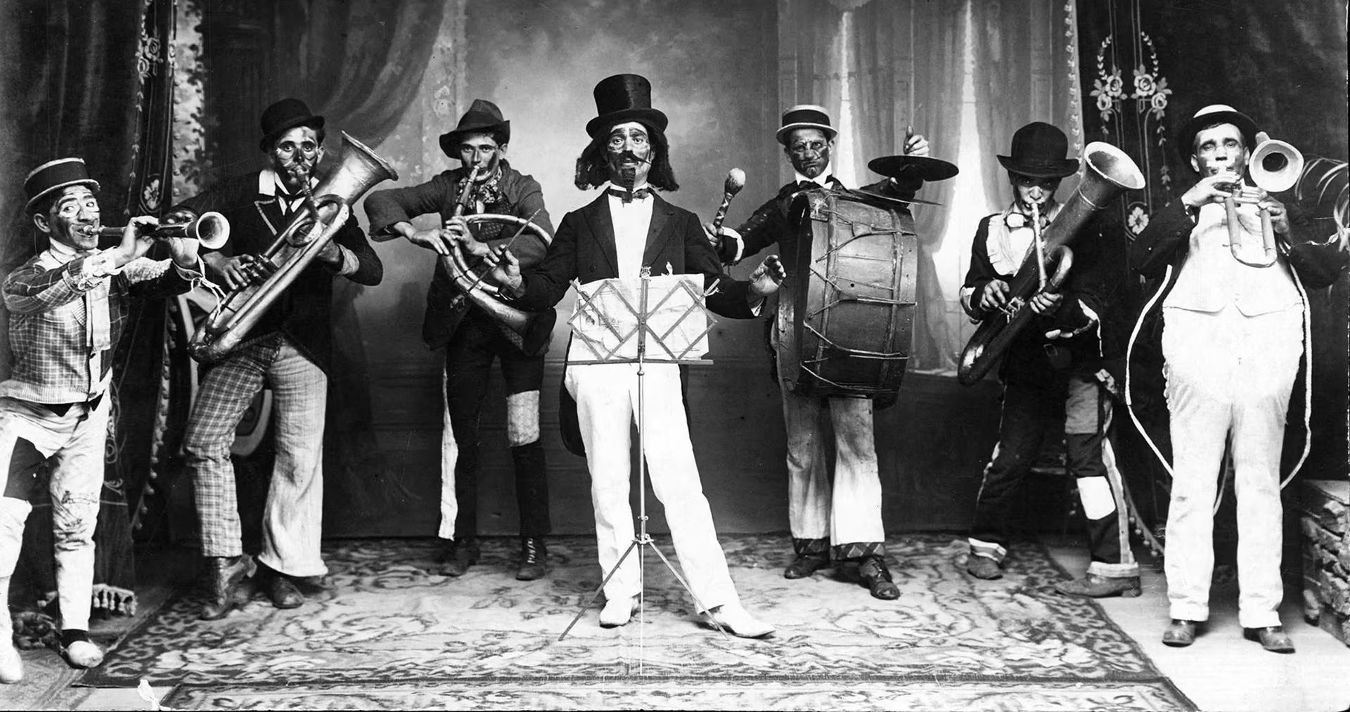 El carnaval medieval favorecía la participación de mujeres, jóvenes y niños, quienes asumían roles protagonistas en batallas de comida y representaciones satírica (Wikipedia)