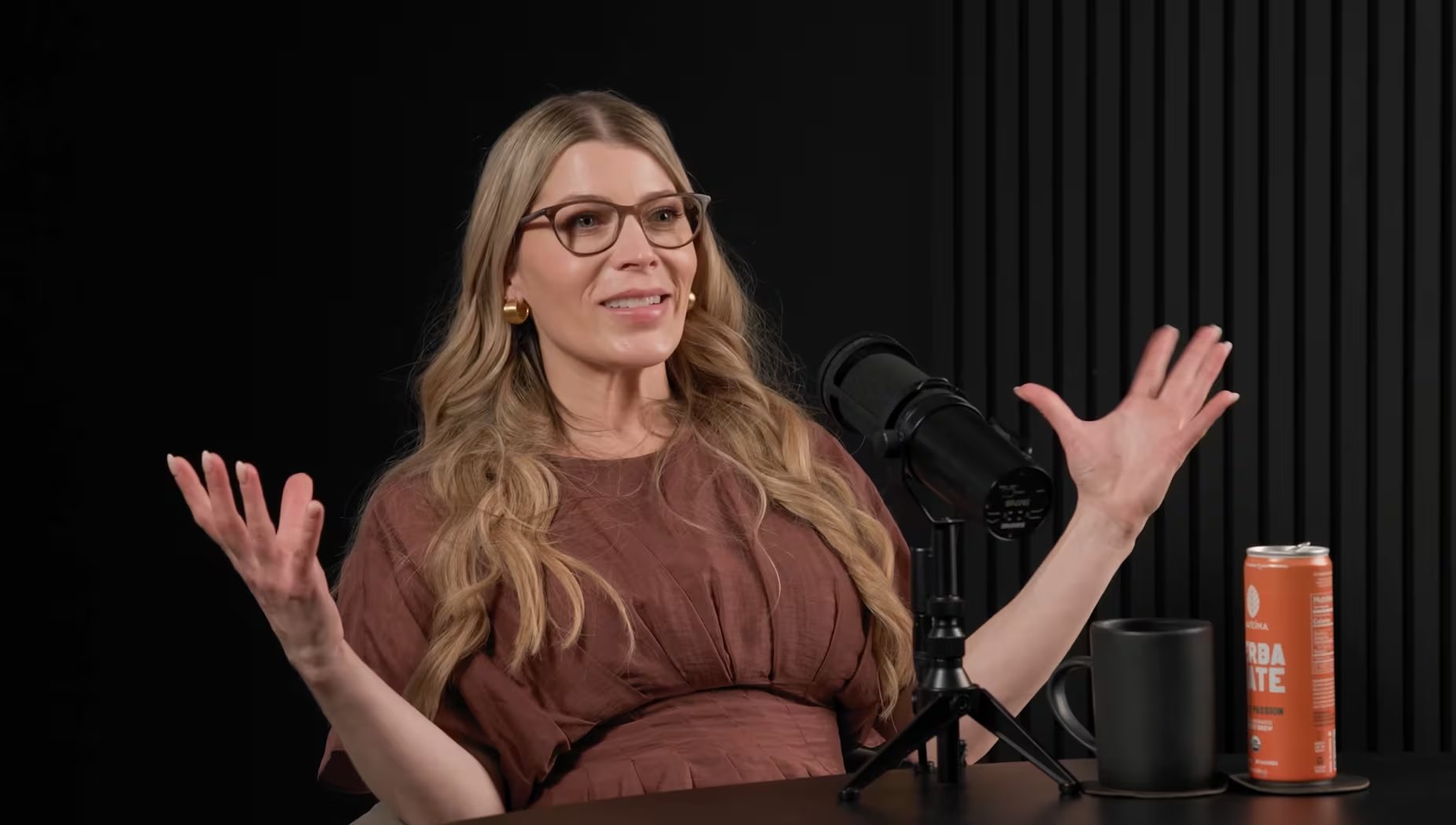 Iniciar con rutinas de cuerpo completo dos o tres veces por semana es ideal para mujeres que comienzan entrenamiento de fuerza (Crédito: YouTube/Huberman Lab)