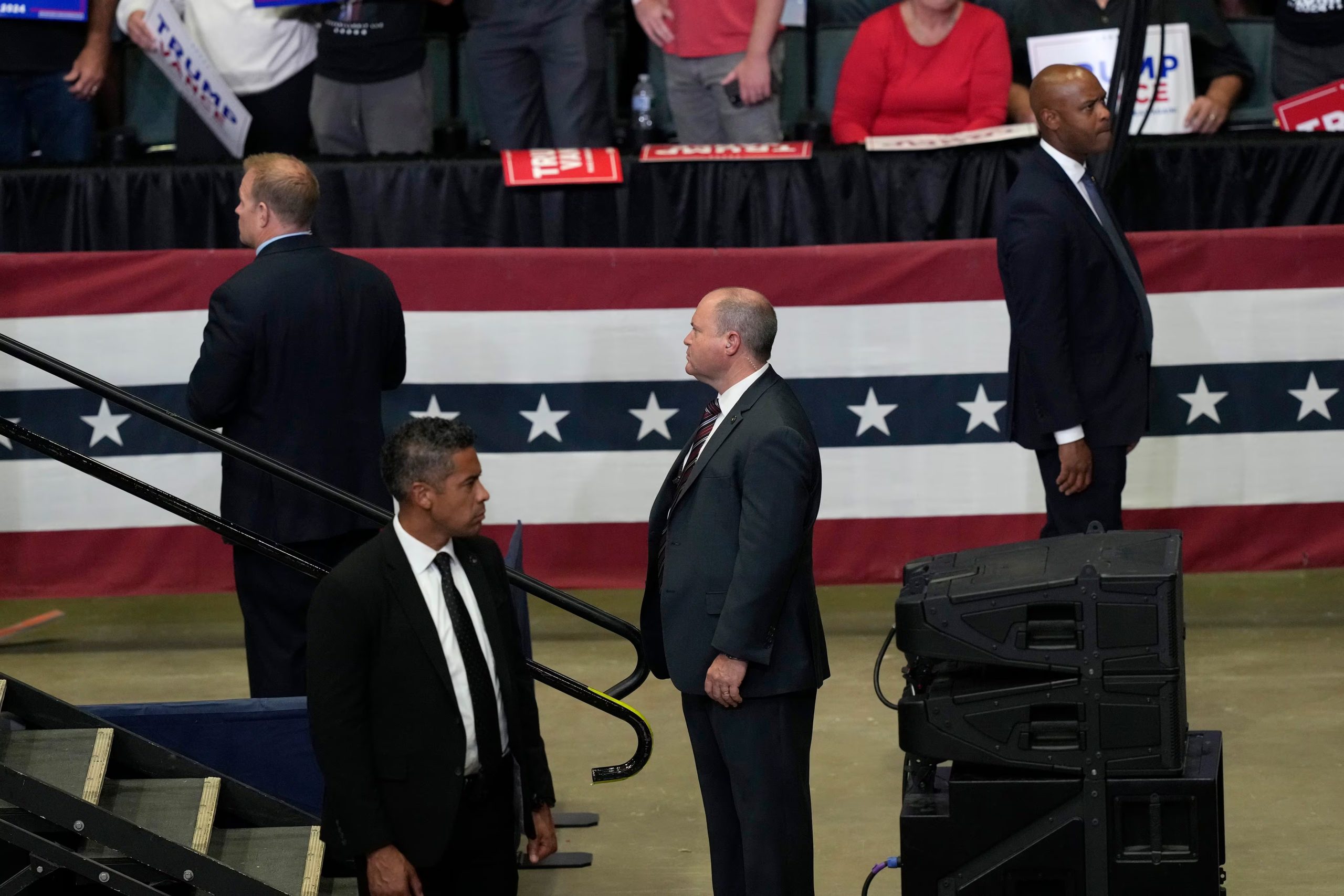 Los correos electrónicos entre Epstein y Ruemmler muestran la elaboración de borradores de respuesta y debates sobre la credibilidad de los testimonios en la investigación por visita a Colombia - crédito Carlos Osorio/AP