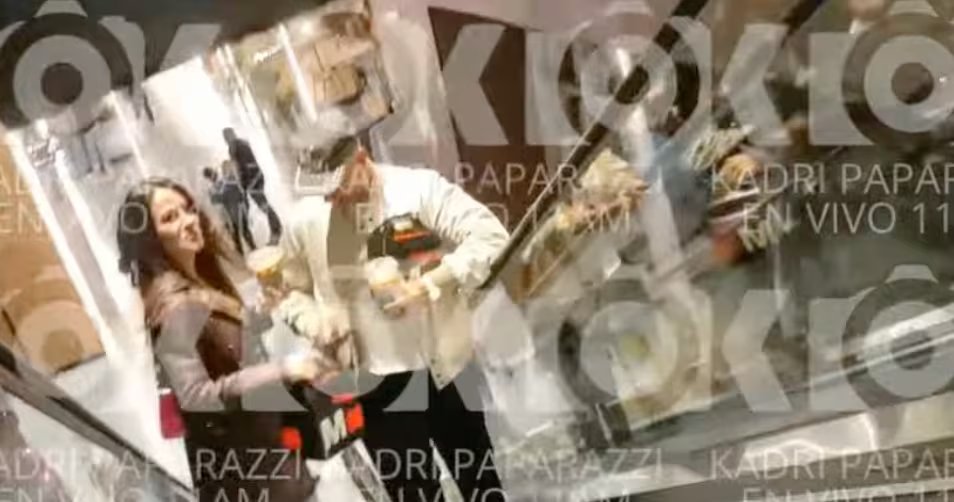 El cantante Erik Rubín fue visto en el Aeropuerto de Monterrey acompañado por una joven, lo que generó rumores sobre su situación sentimental (Kadri Paparazzi / Captura de pantalla)