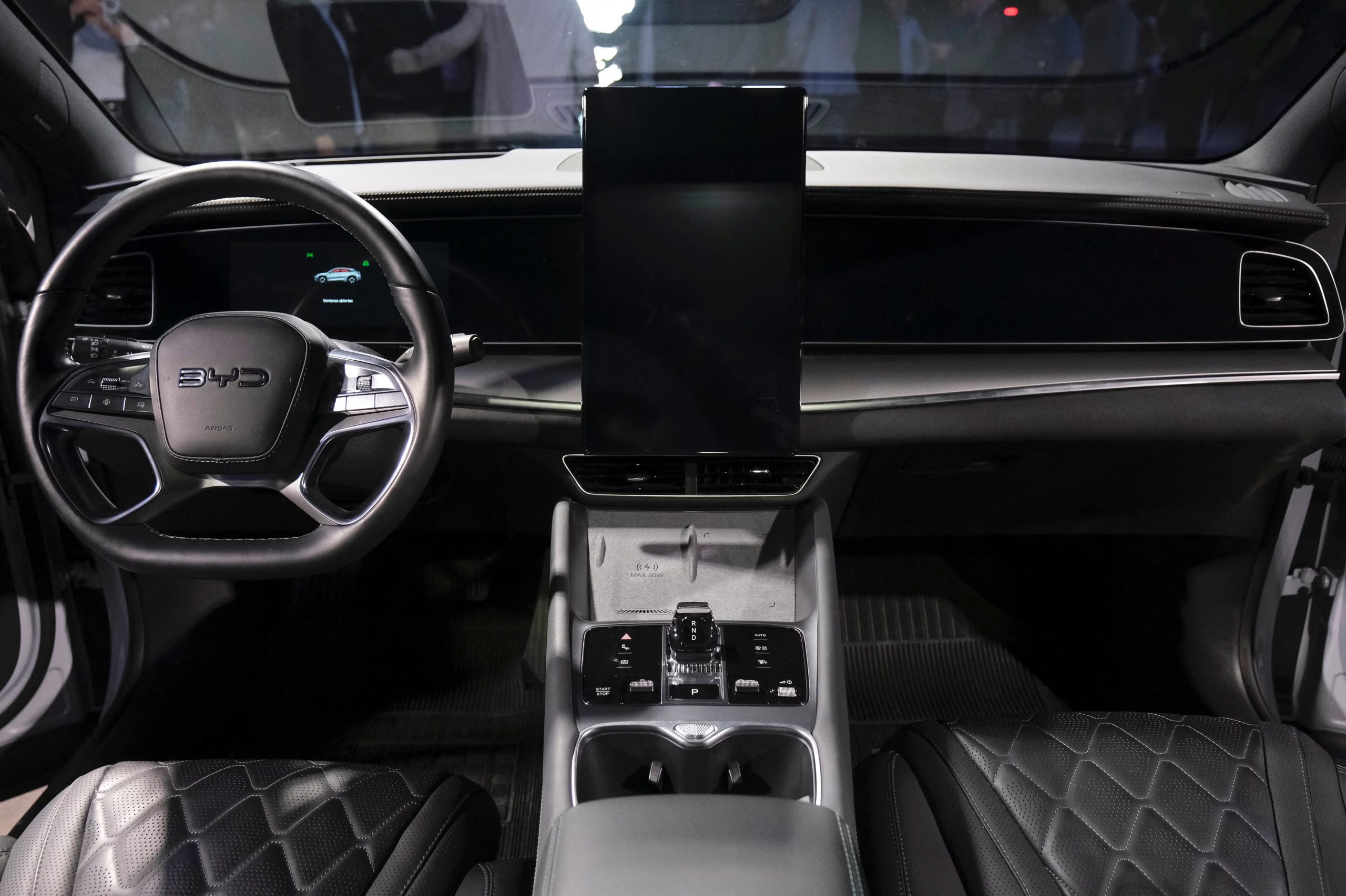 El interior de un vehículo eléctrico BYD Song Pro es fotografiado durante el evento de lanzamiento. La tecnología de estos vehículos preocupa a Europa y Estados Unidos por la filtración de datos y los posibles sabotajes (Reuters)