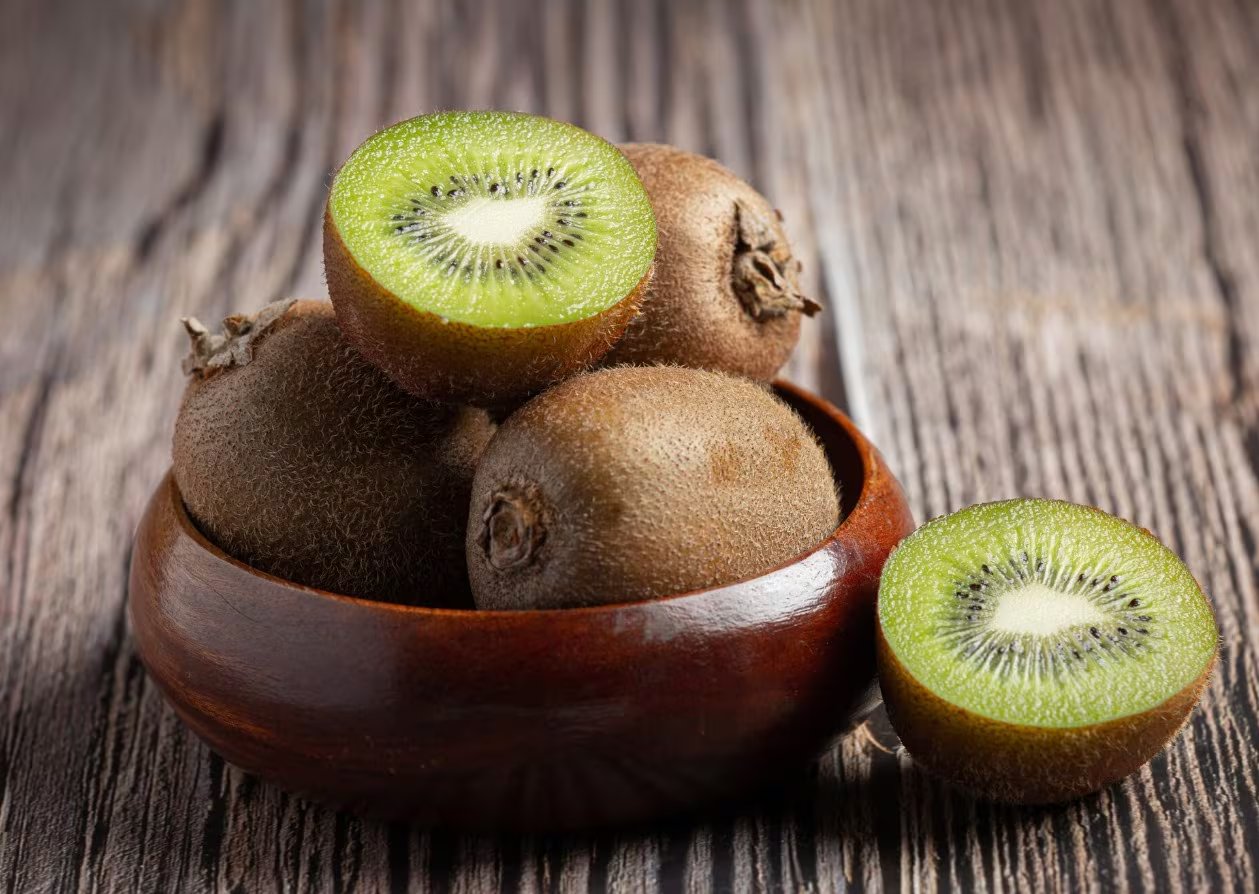 Incorporar kiwi en desayunos, ensaladas y snacks contribuye a una alimentación balanceada y variada. - (Imagen Ilustrativa Inbfobae)