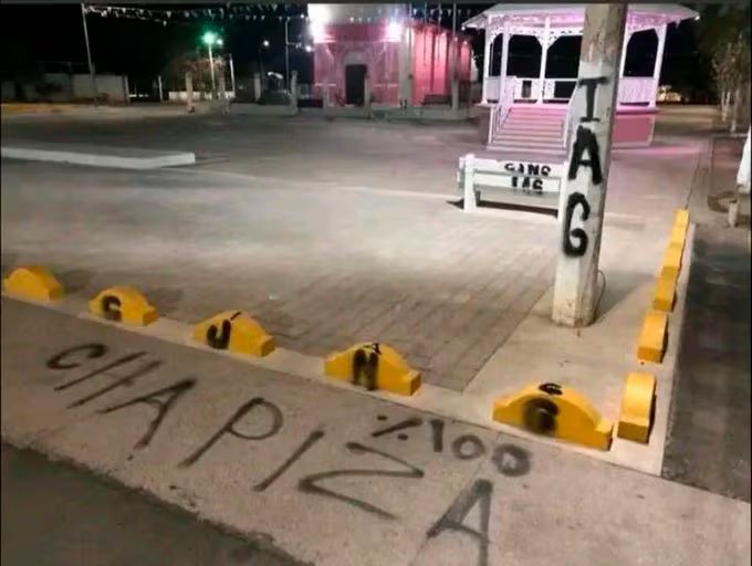 Grafiti sobre banqueta anunció la alianza del CJNG con la facción de Los Chapitos. (X @thepuni26470896)