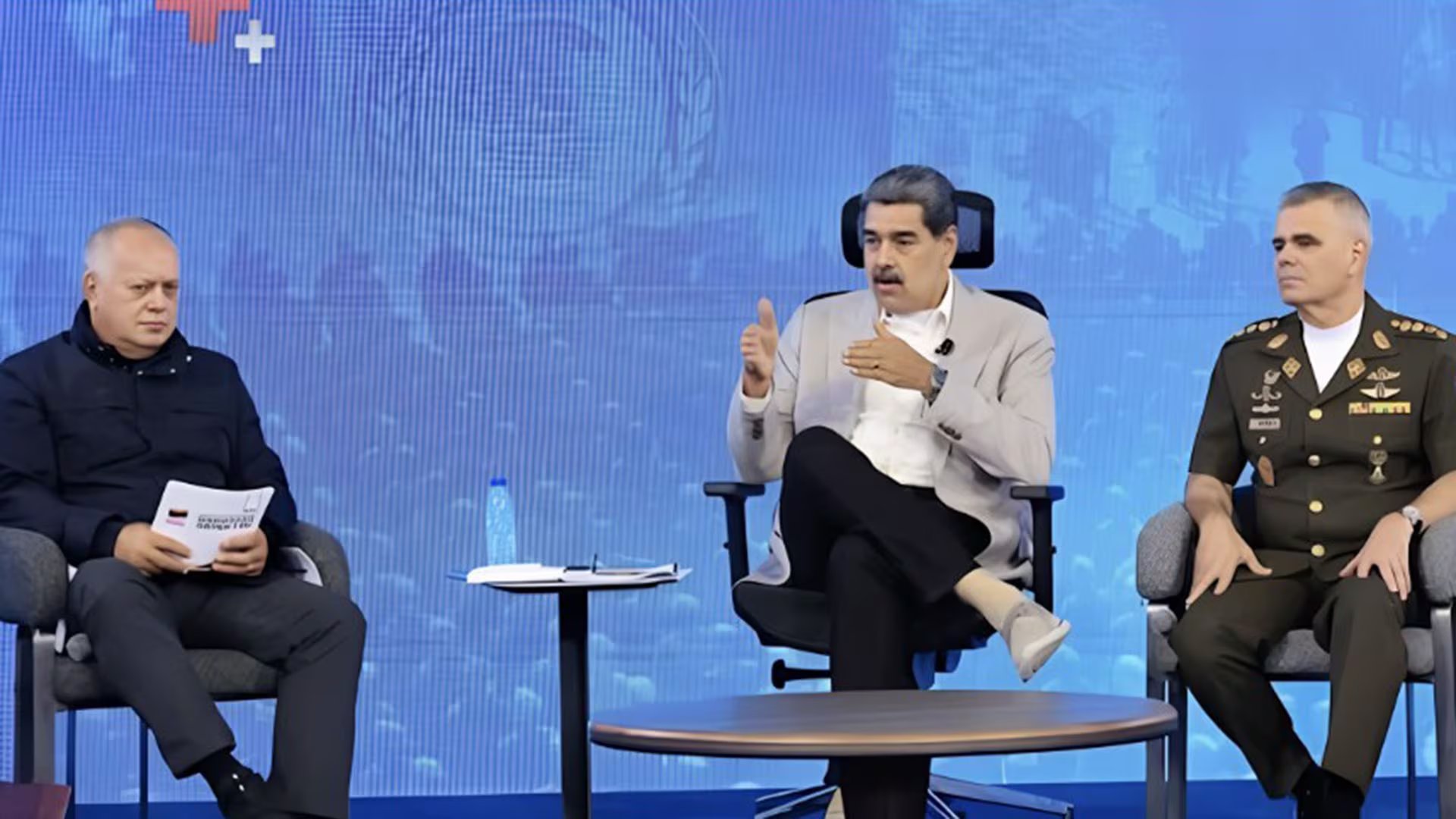 Nicolás Maduro (centro) junto a los ministros del régimen chavista Diosdado Cabello (izq) y Vladimir Padrino López