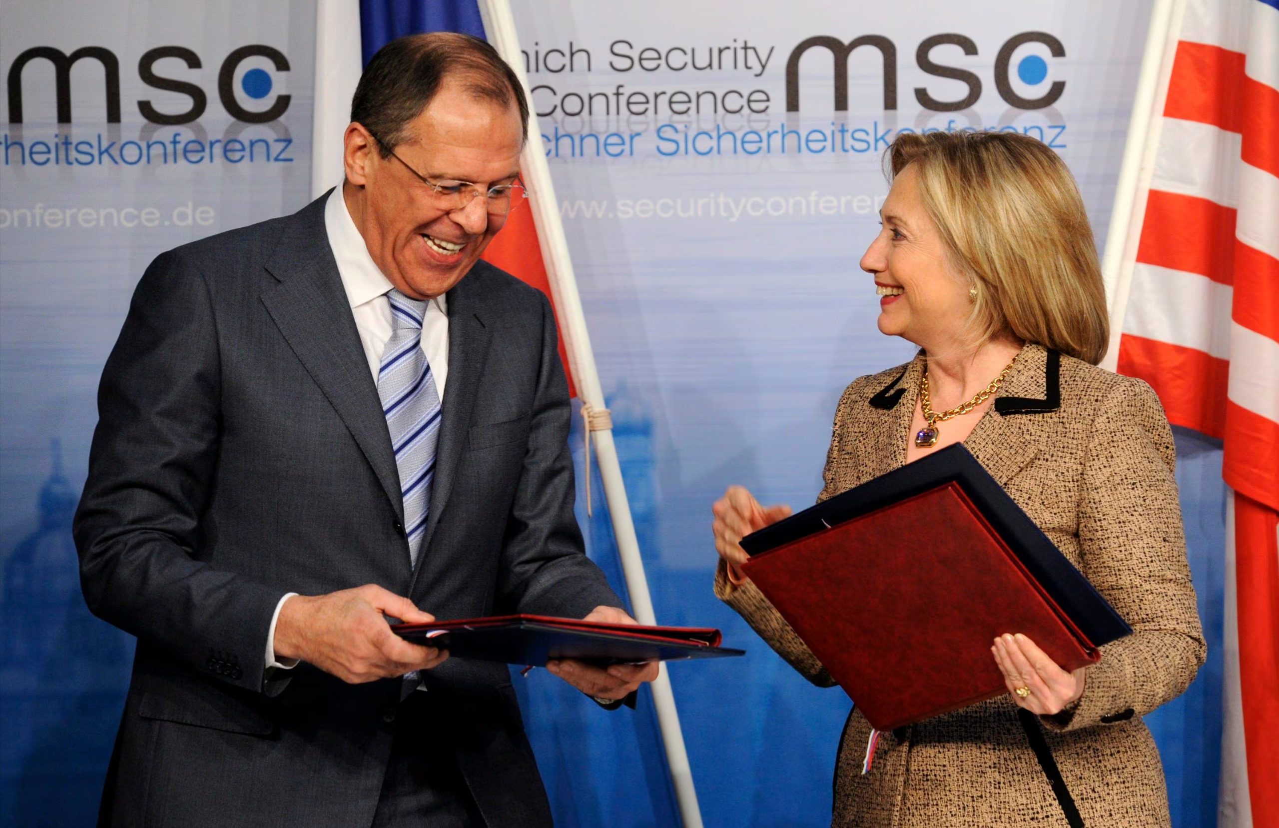 La entonces secretaria de Estado de EEUU, Hillary Clinton, junto al ministro ruso de Exteriores, Serguei Lavrov, tras ratificar el tratado de reducción nuclear START III en Münich en febrero de 2011 (EFE/ARCHIVO)