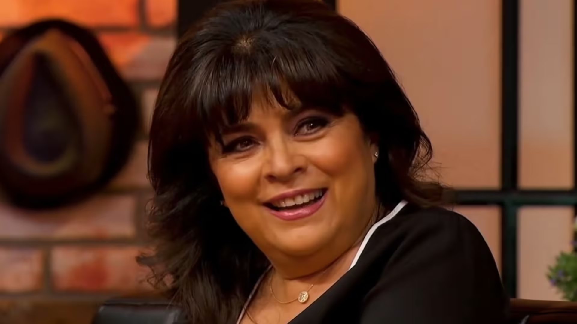 **Victoria Ruffo responde con ironía a Eugenio Derbez tras acusaciones de buscar reflectores en los medios.
Crédito: @victoriaruffo31, X