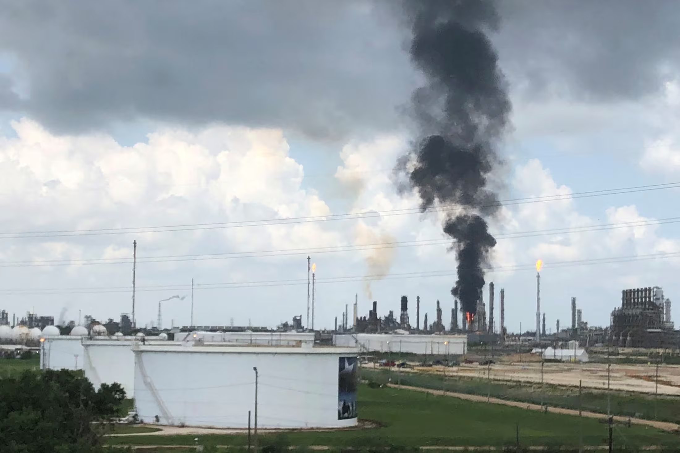 Se eleva humo de un incendio en el complejo de refinación y plantas químicas de Exxon Mobil en Baytown, cerca de Houston, Texas (REUTERS/Erwin Seba/Archivo)