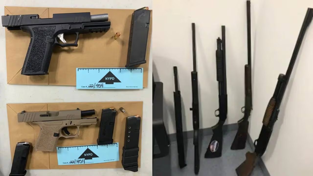 La policía encontró varias armas en posesión de Saxton. (Policía de Nueva York y Fiscal del distrito de Queens)