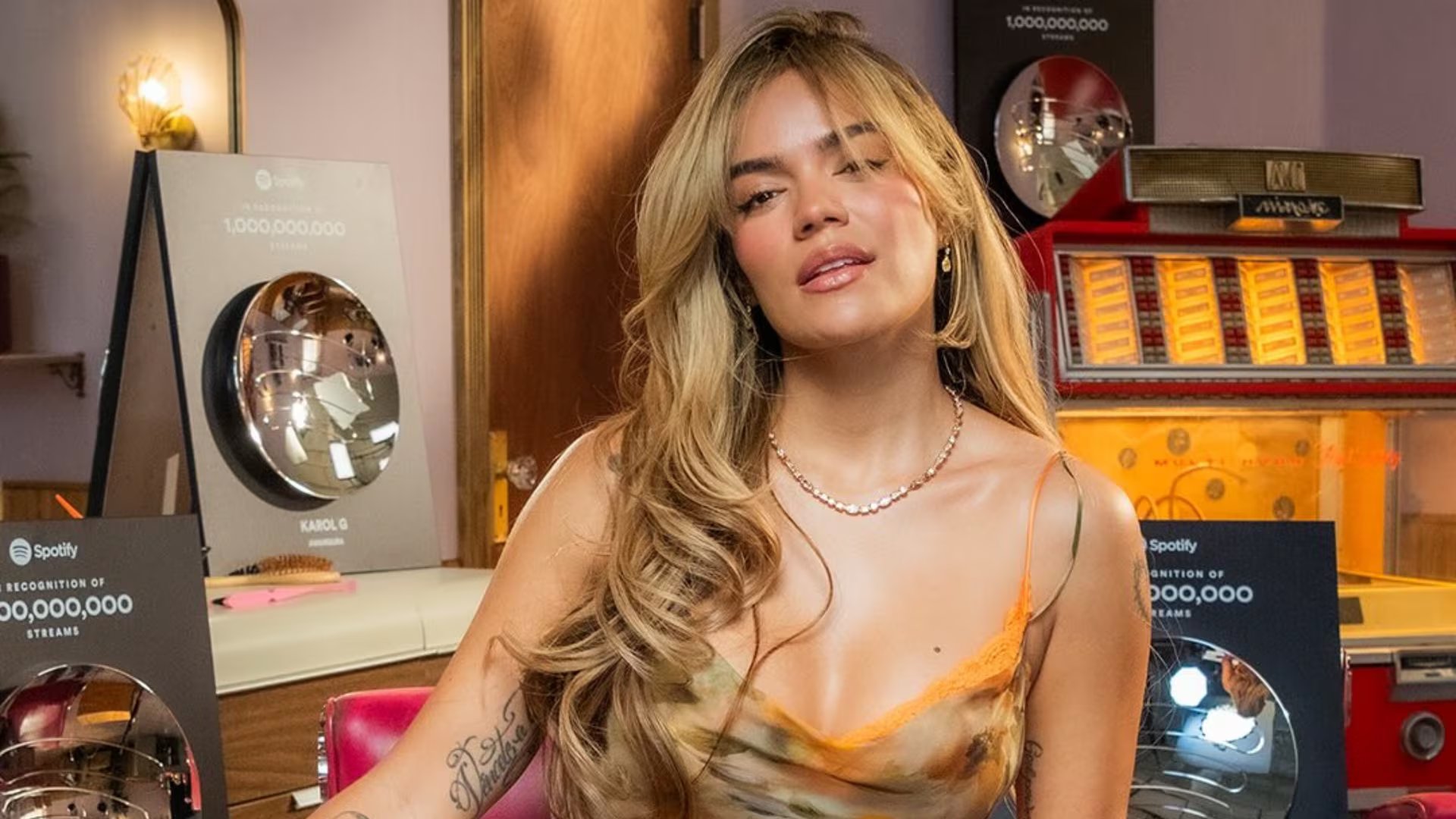 Feid y Karol G mantienen la discreción sobre los motivos de la ruptura, aunque continúan sus carreras musicales por separado - crédito @karolg @spotify/ Instagram