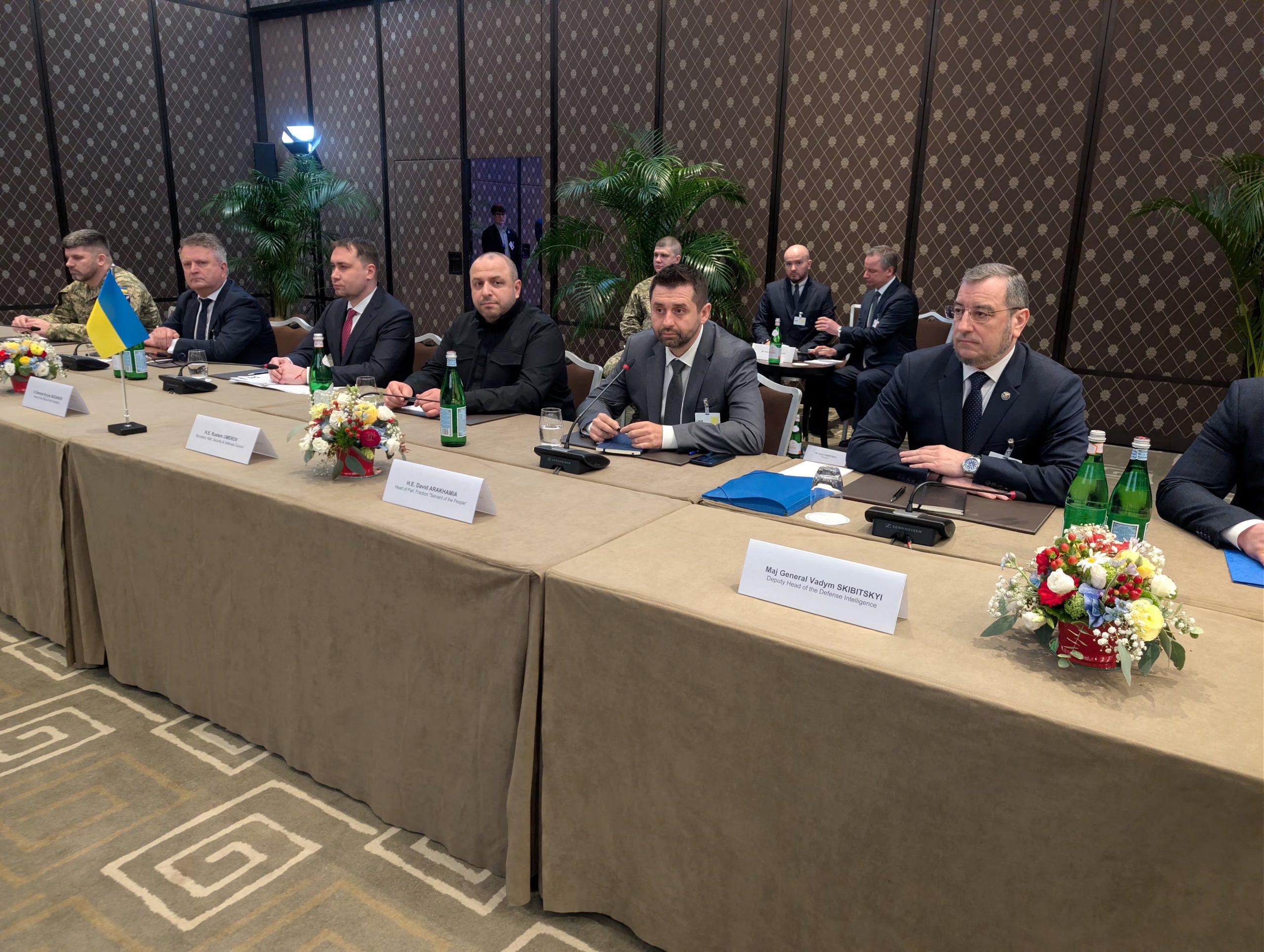 La delegación ucraniana espera el inicio de una reunión en la tercera ronda de conversaciones trilaterales entre delegados de Ucrania, Rusia y Estados Unidos, en medio del ataque de Rusia a Ucrania, en Ginebra, Suiza (Servicio de prensa del Consejo de Seguridad Nacional y Defensa de Ucrania/REUTERS)
