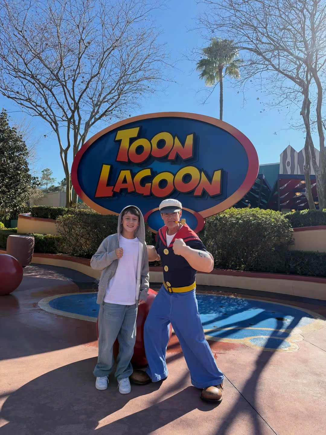 Benicio Vicuña, hijo de Pampita, sonríe junto a un personaje de Popeye en la zona Toon Lagoon del parque Universal en Estados Unidos.