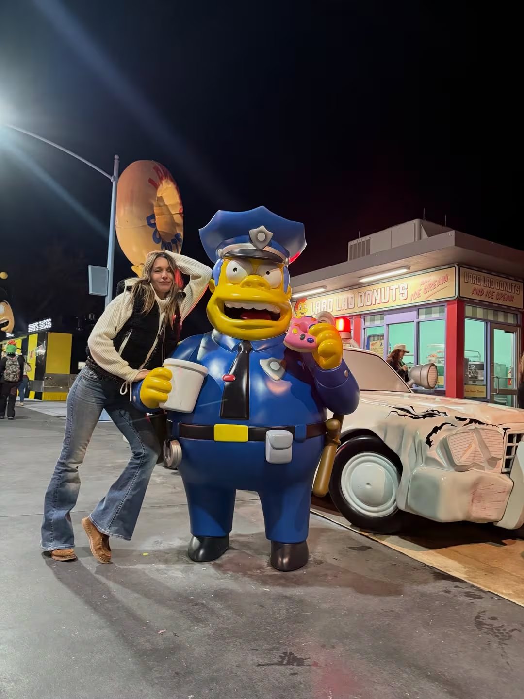 Pampita posa sonriente junto a una estatua de Homero Simpson vestido de policía en el parque temático Universal Studios, durante sus vacaciones en Estados Unidos.