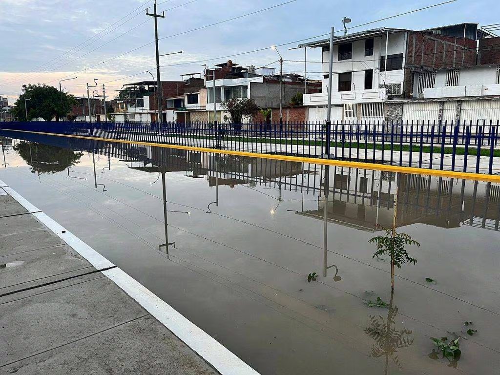 El Senamhi advierte sobre la persistencia de lluvias torrenciales en Piura hasta marzo, con riesgos de nuevos desbordes.